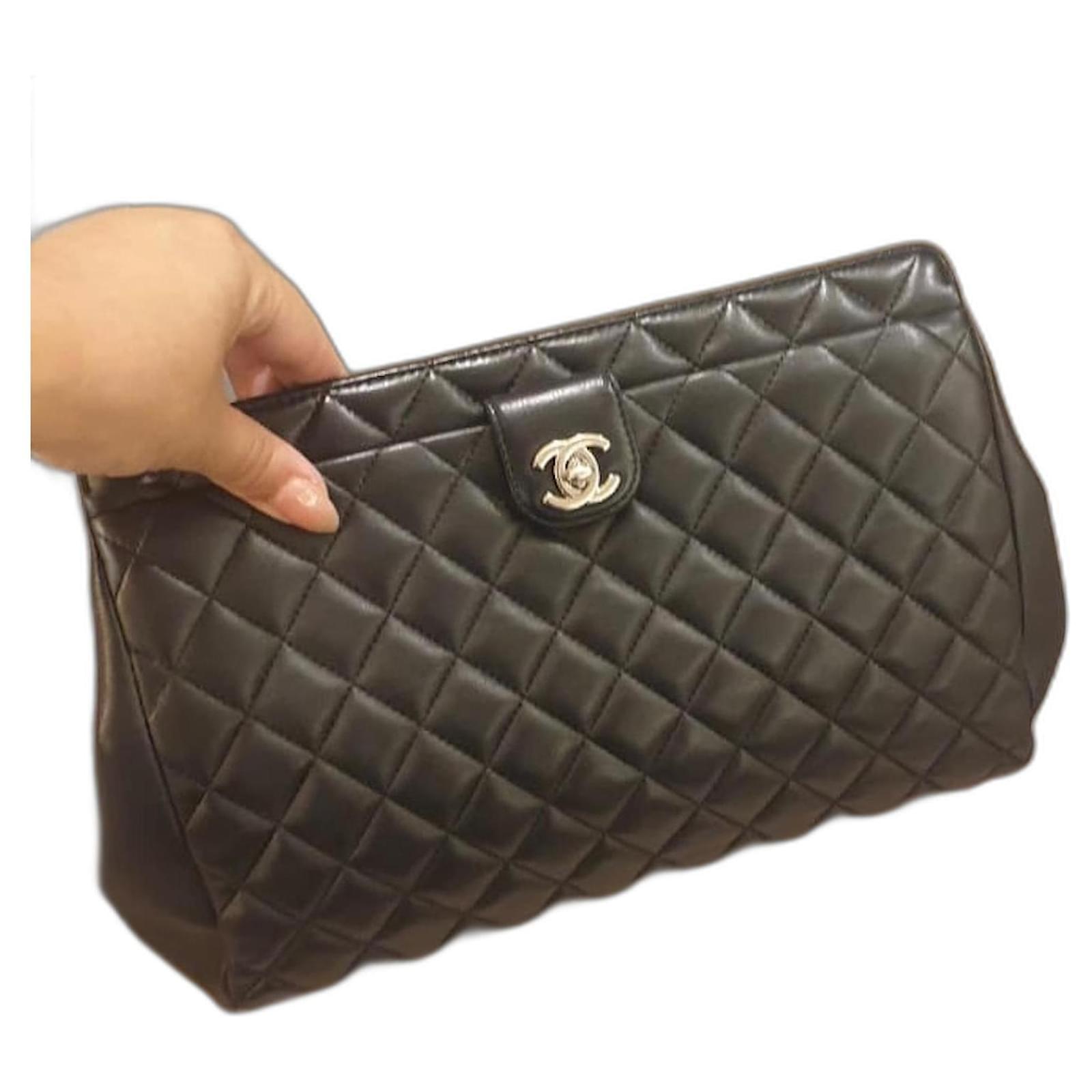 Chanel Clutch bags Black Leather ref.962313 - Joli Closet