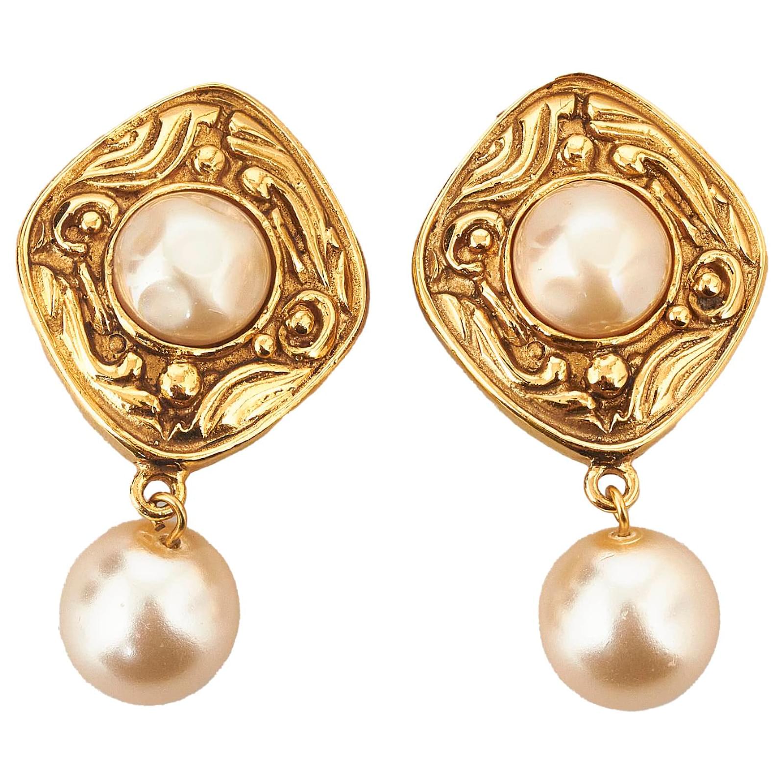 Chanel Gold CC Faux Pearl Clip-On Earrings Golden Metal Gold-plated  ref.964463 - Joli Closet