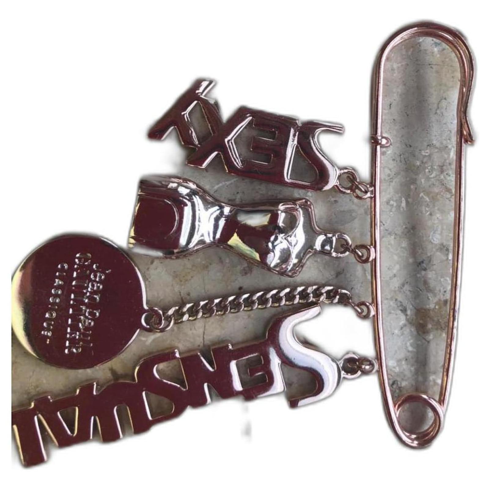 Jean Paul Gaultier safety needle (brooch) Golden ref.965840 Joli Closet