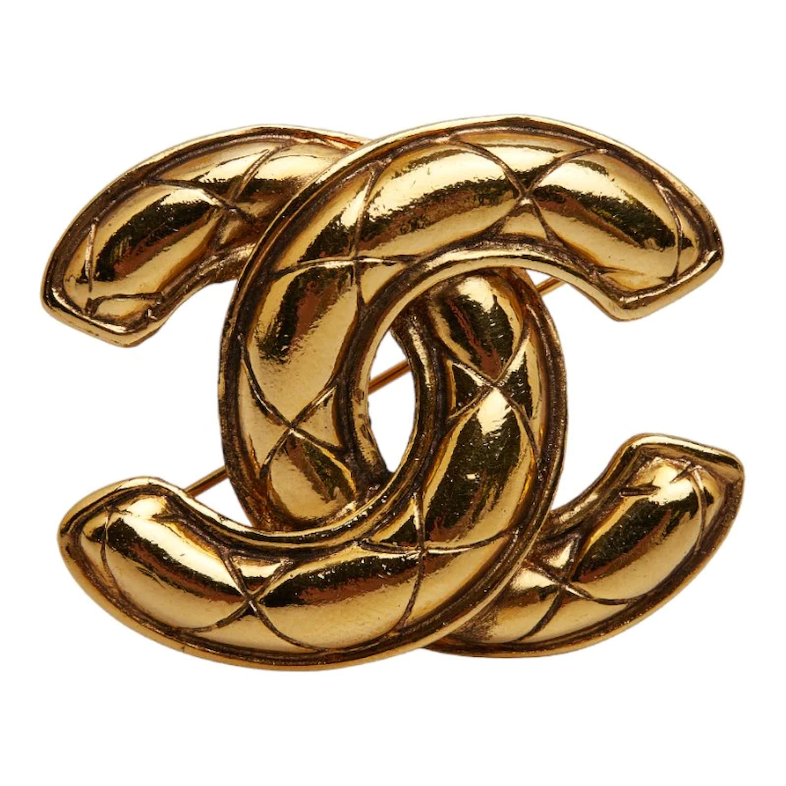 Chanel Quilted CC Logo Brooch Golden Metal ref.968158 - Joli Closet