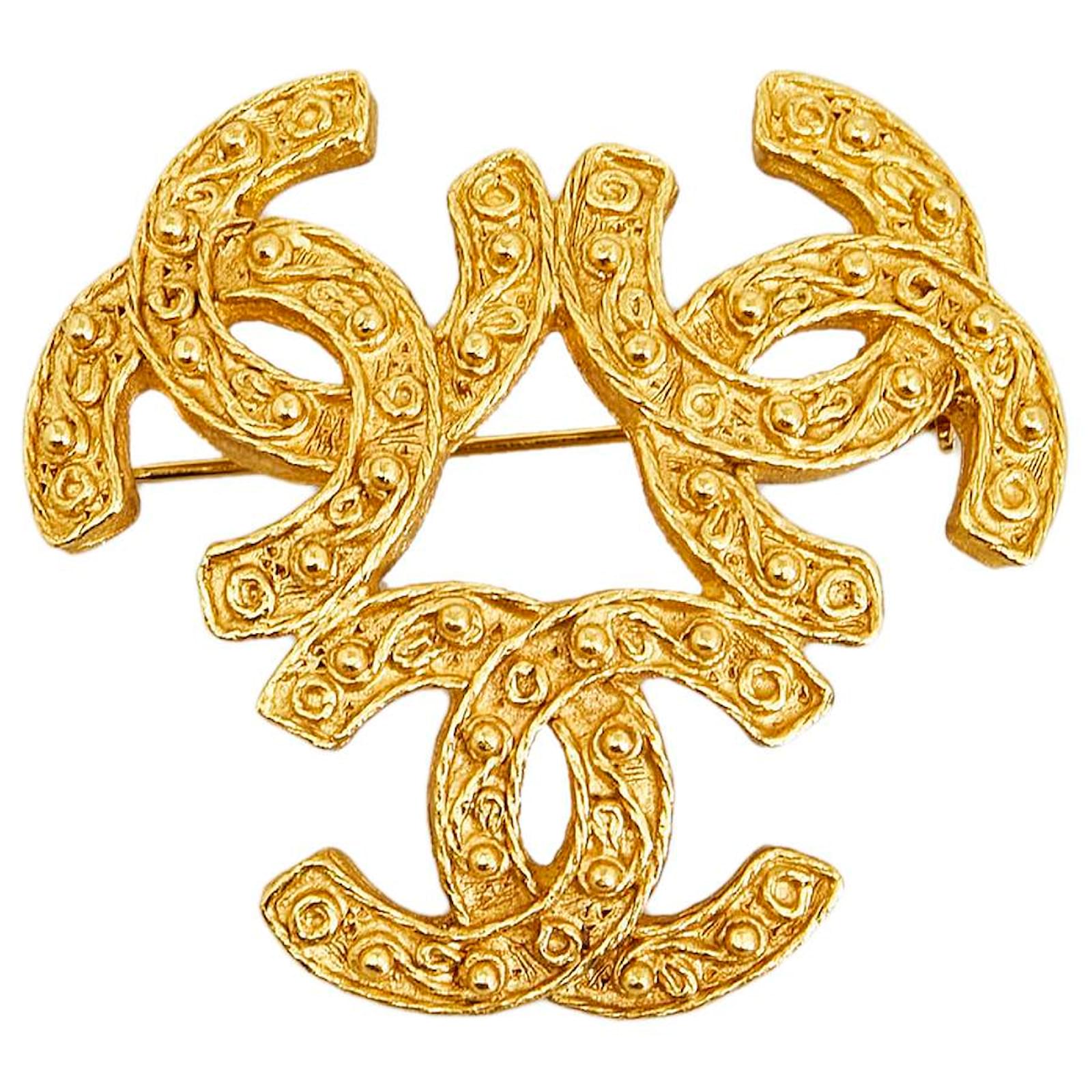Chanel Gold Triple CC Brooch Golden Metal Gold-plated ref.971904