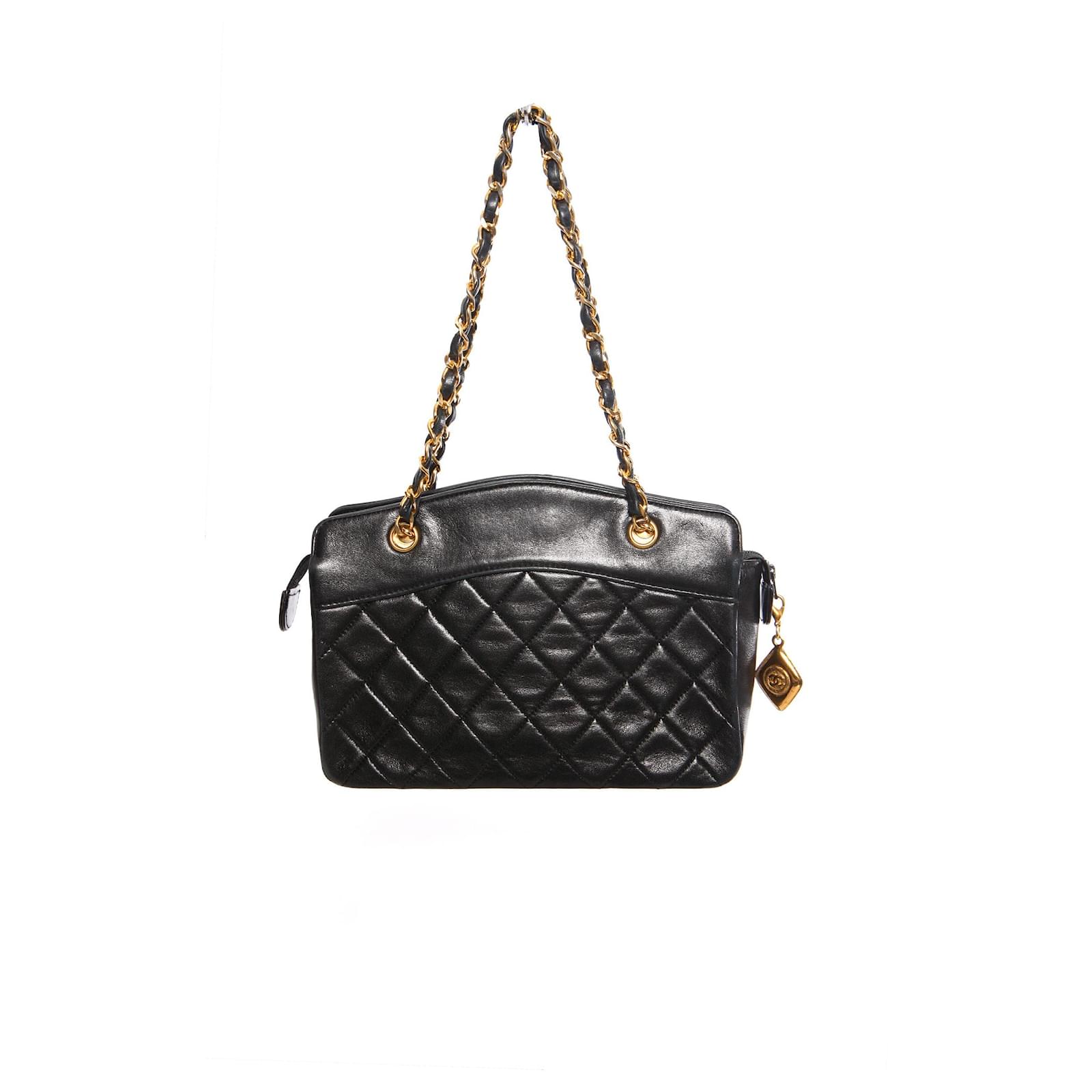 Chanel, Gesteppte Mini-Handtasche aus schwarzem Lammleder im Vintage-Stil  mit goldenen Beschlägen.