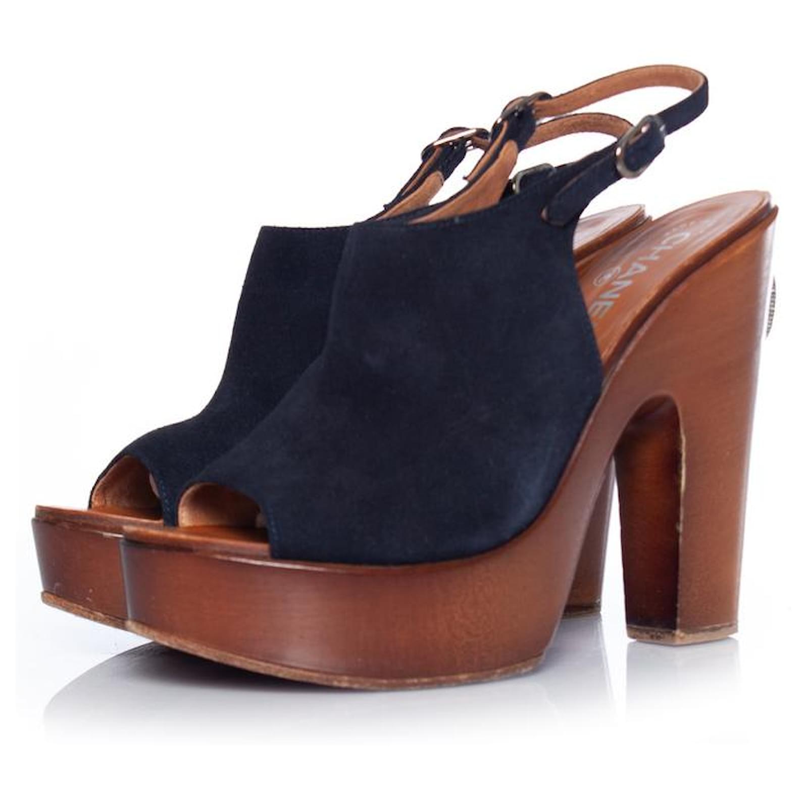 Chanel, Wooden platform peep-toe clogs Blue Suede ref.1003291 - Joli Closet