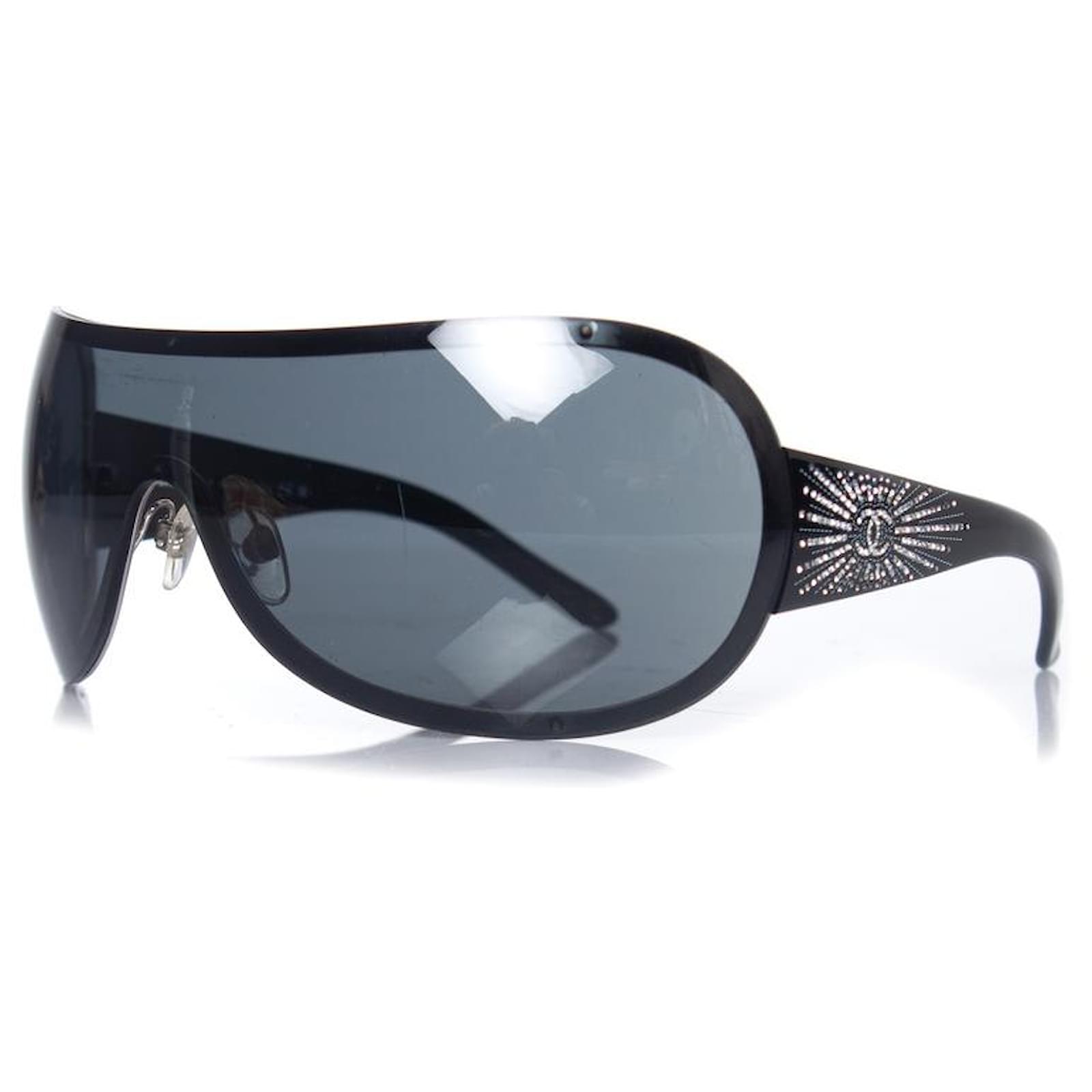 Chanel, shield sunglasses with rhinestones Black ref.1003377 - Joli Closet