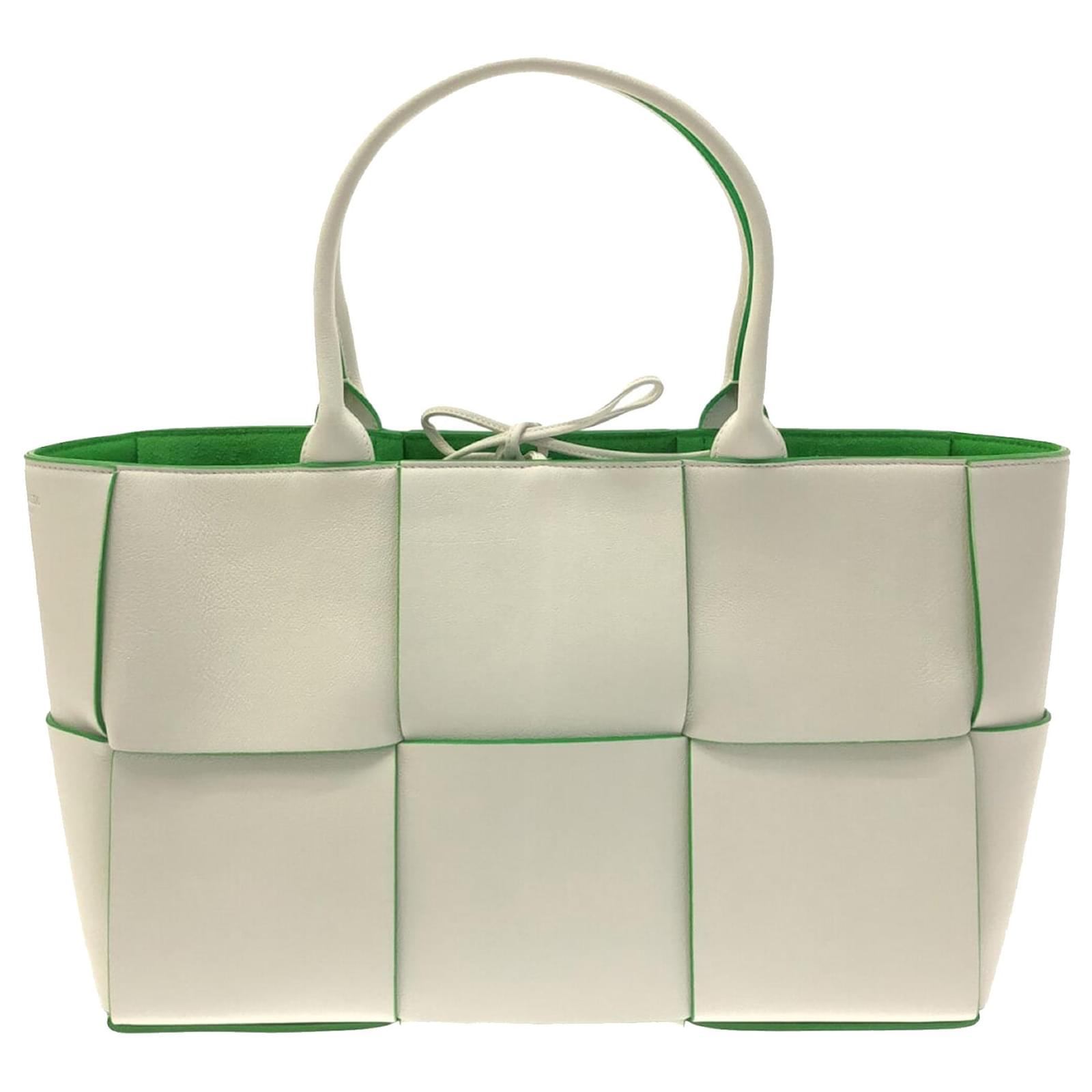 https://cdn1.jolicloset.com/imgr/full/2023/09/1007013-1/leather-bottega-veneta-white-small-intrecciato-arco-tote.jpg