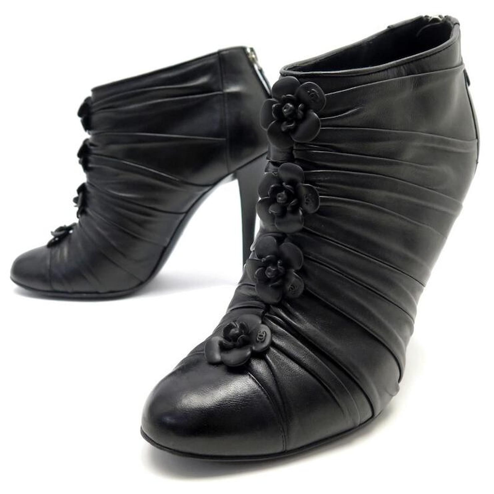 CHANEL ANKLE BOOTS G28629 Camelia CC 39 BLACK LEATHER LEATHER BOOTS ref.976423 picture