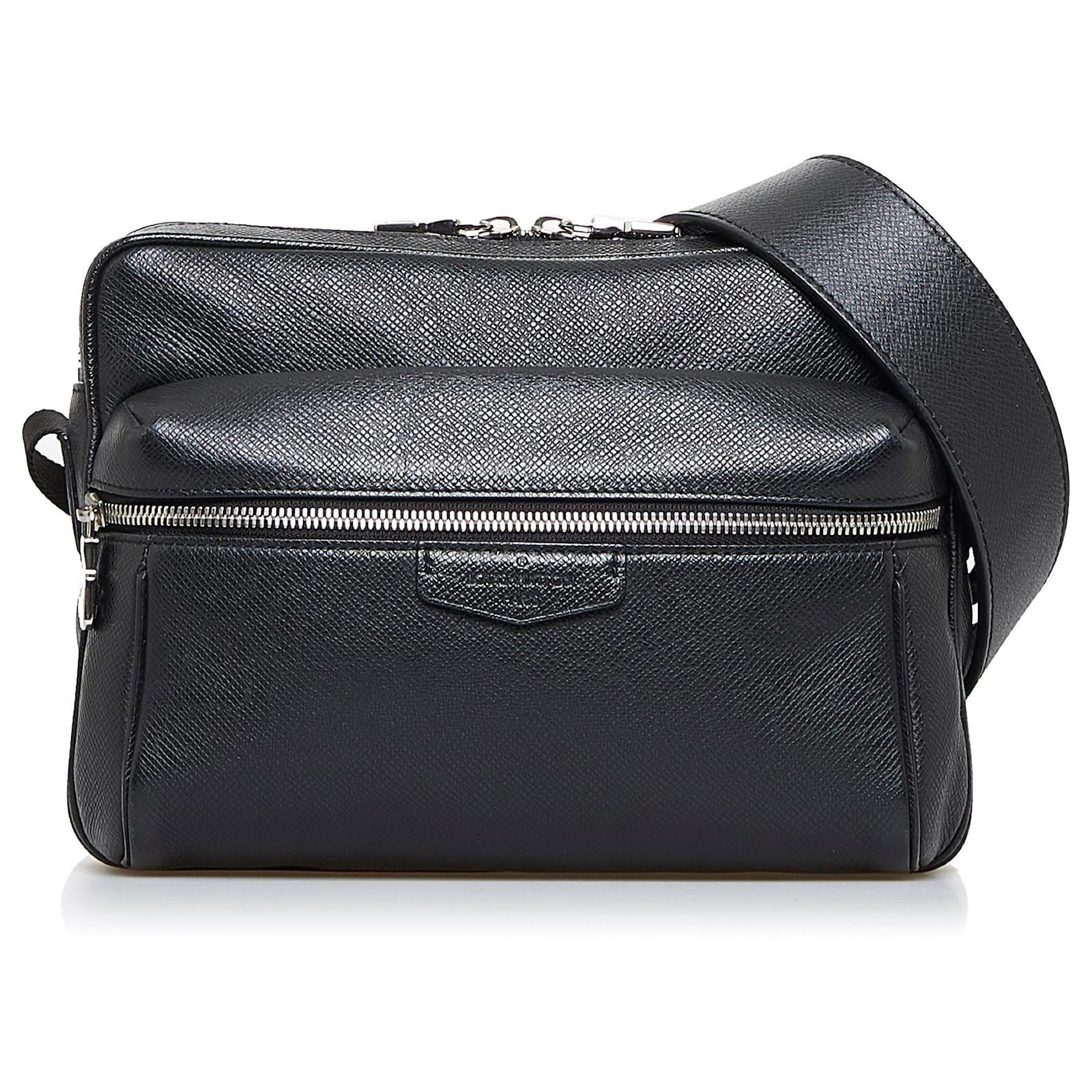 Louis Vuitton Black Taiga Outdoor Messenger Leather ref.977327 - Joli Closet
