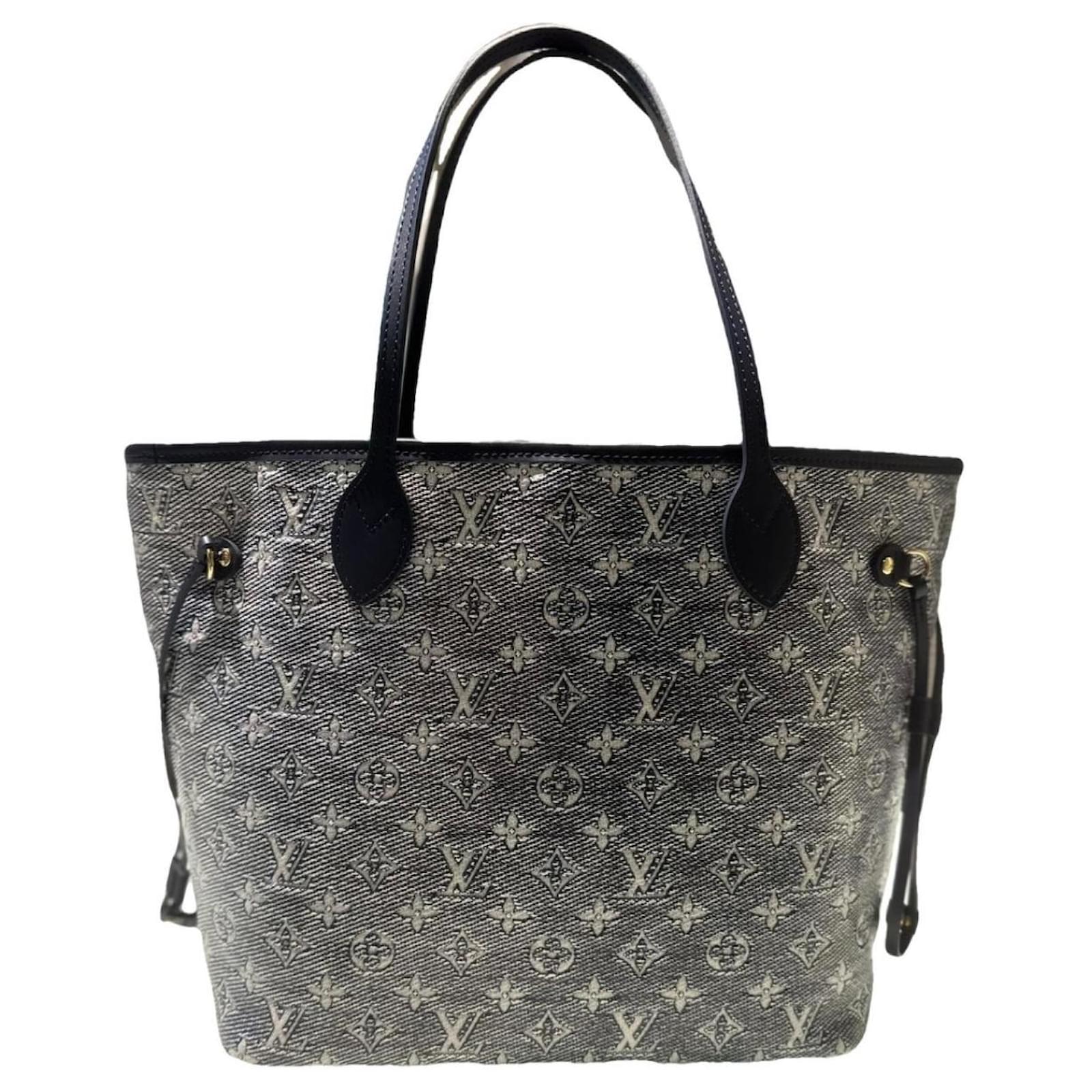 Louis Vuitton Pouch (from Neverfull MM) in Monogram in 2023