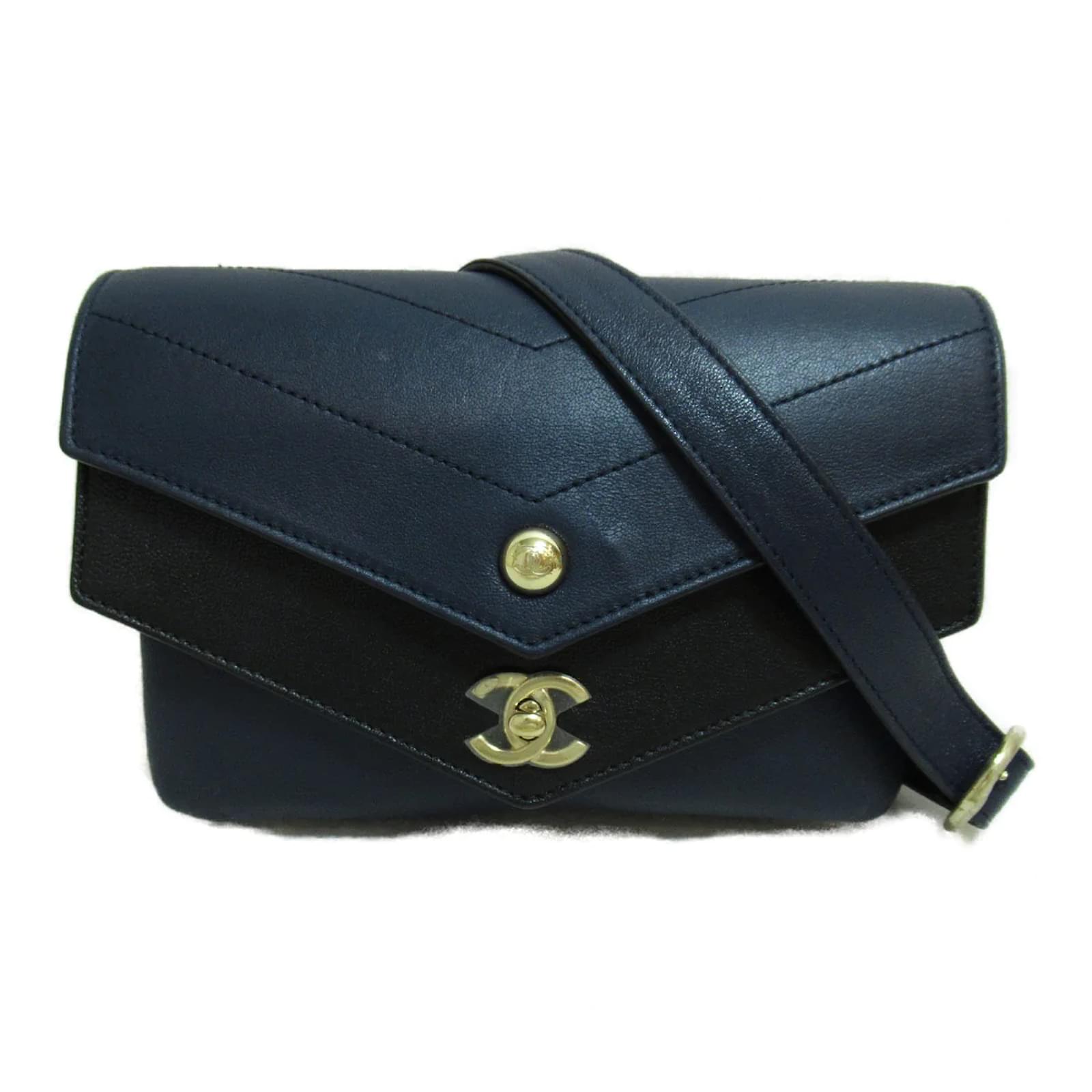  Chanel, Pre-Loved Brown Linen Pocket Camera Bag Medium, Brown :  Luxury Stores