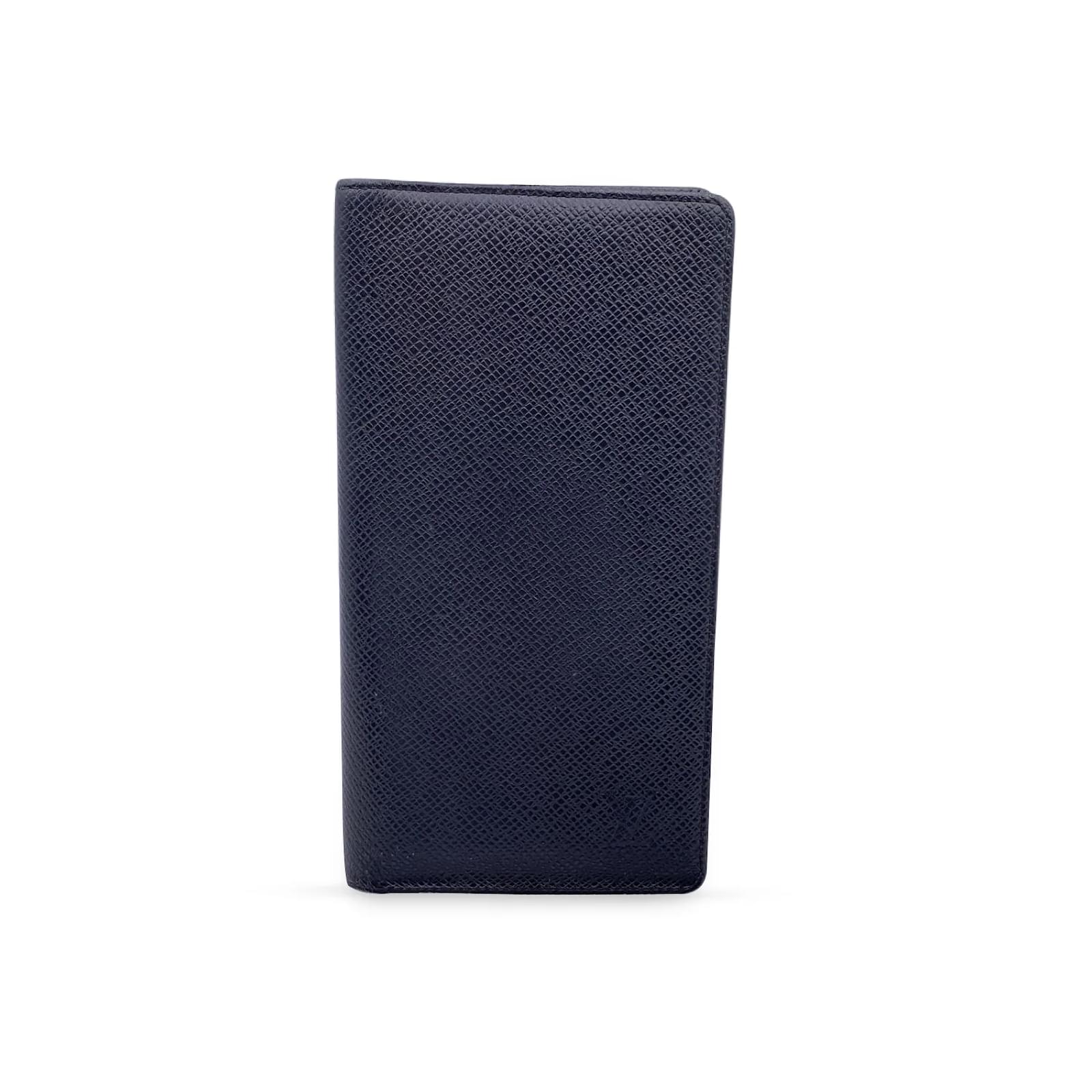 Louis Vuitton Vintage Black Taiga Porte Chequier Checkbook Wallet Leather  ref.984452 - Joli Closet