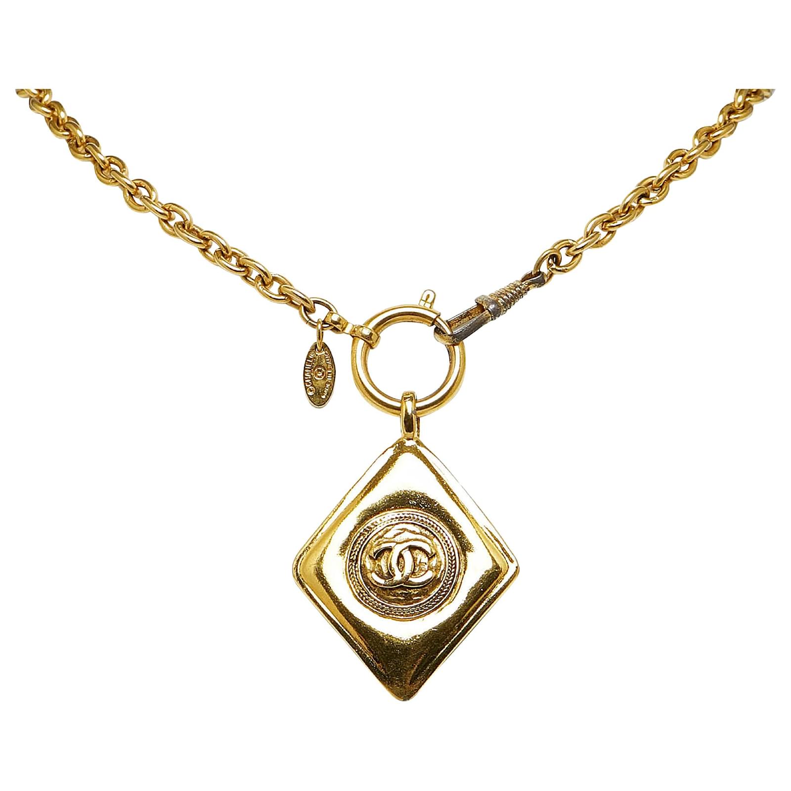 Chanel Gold CC Pendant Necklace Golden Metal Gold-plated ref.985056 - Joli  Closet