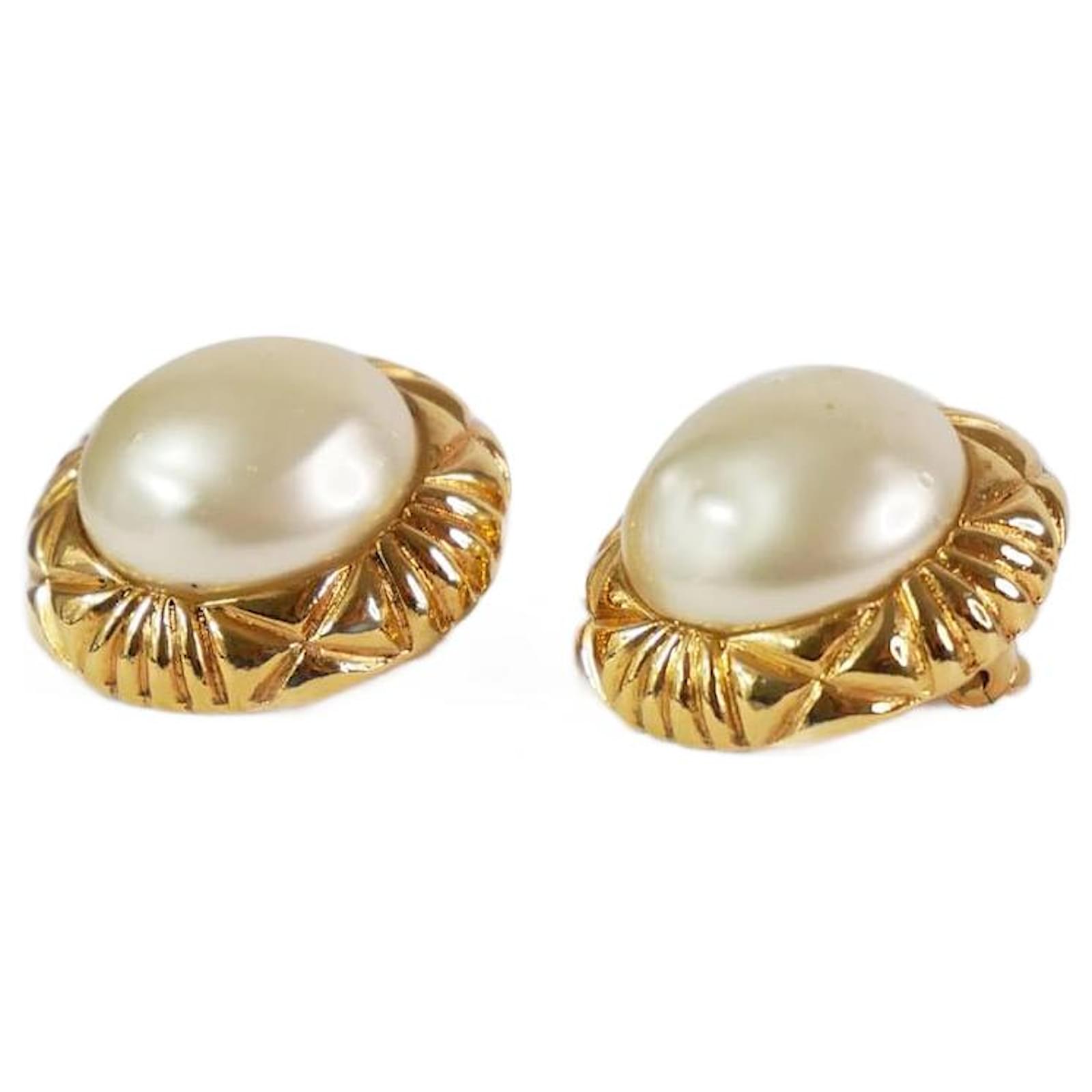 Chanel Gold Pearl clip-on earrings with engraving detail ref.986647 - Joli  Closet