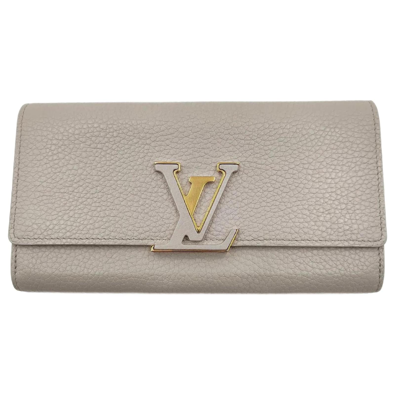 Louis Vuitton Louis Vuitton Capucines wallet in light gray leather Grey  ref.987419 - Joli Closet