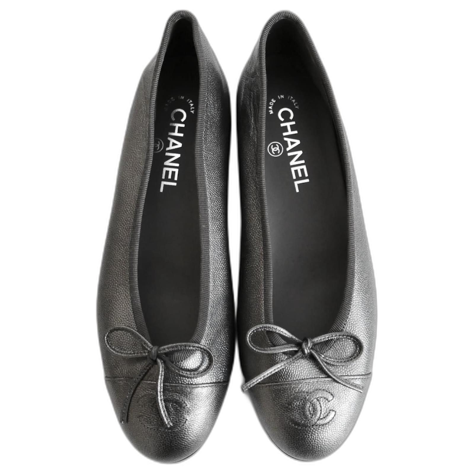 Chanel Ballet Flats Silver Leather Silvery ref.987426 - Joli Closet