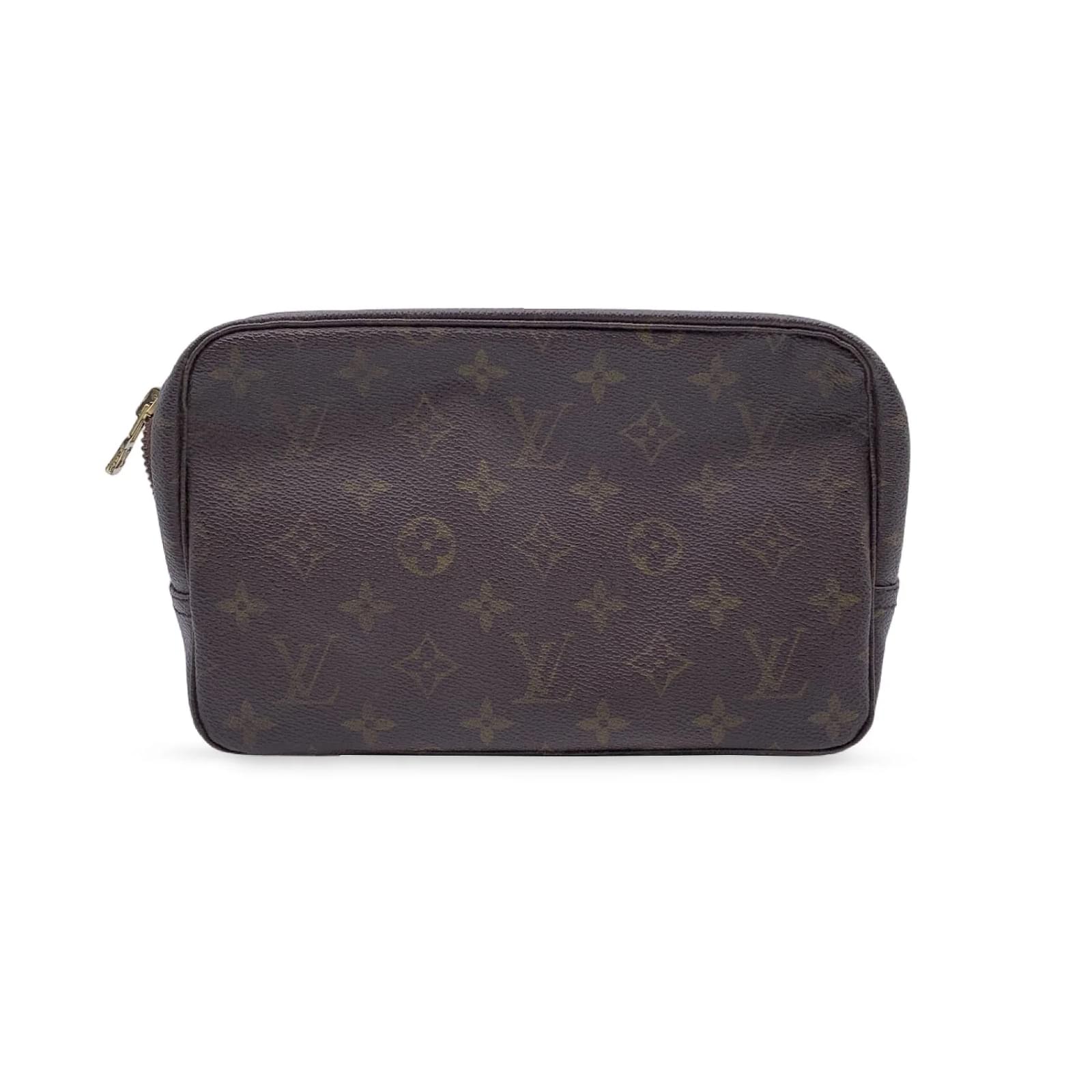 Louis Vuitton Clutch Bag Vintage Trousse de Toilette Brown Cloth ref.995325  - Joli Closet
