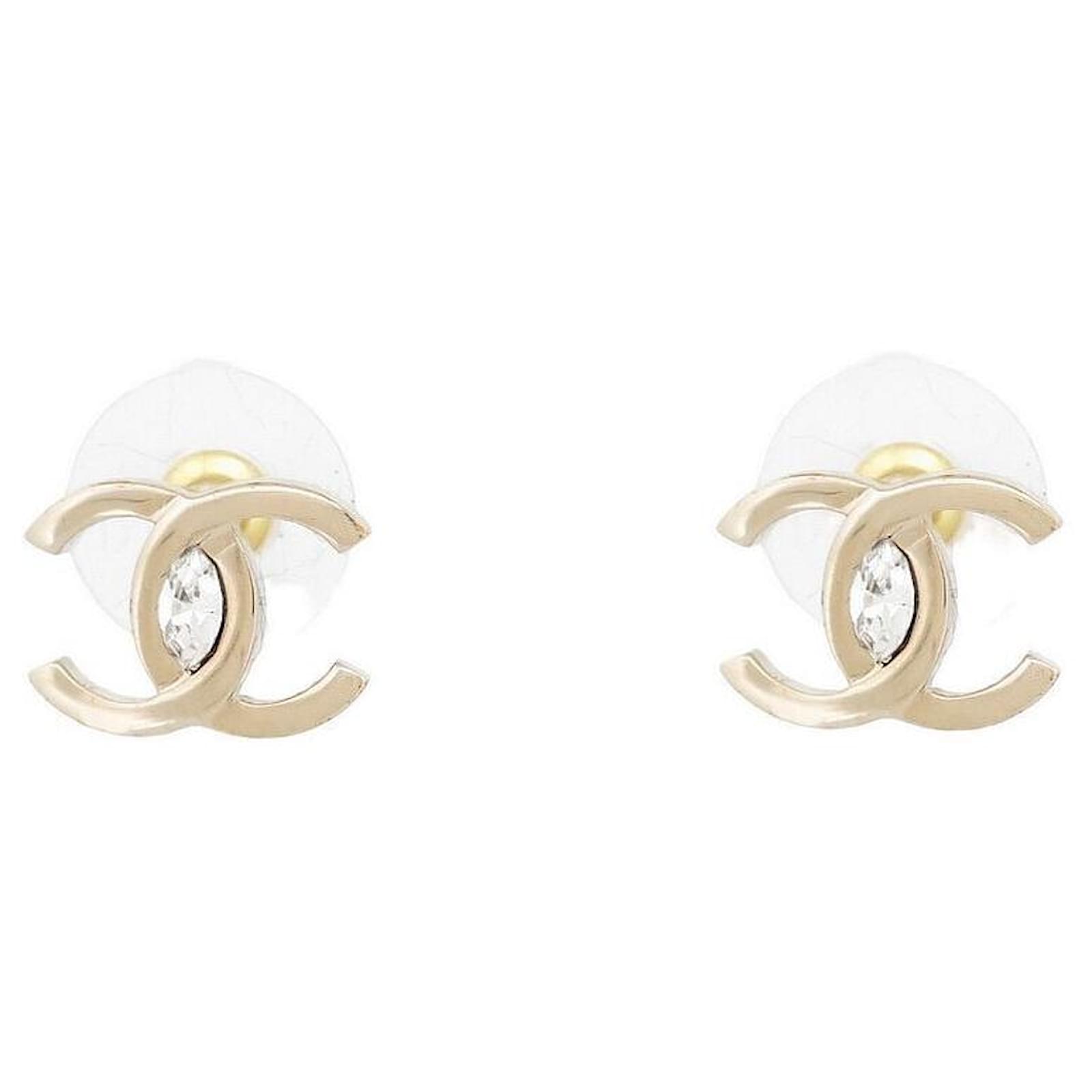 NINE EARRINGS CHANEL LOGO CC STRASS & GOLD METAL GOLDEN EARRINGS ref.999939  - Joli Closet