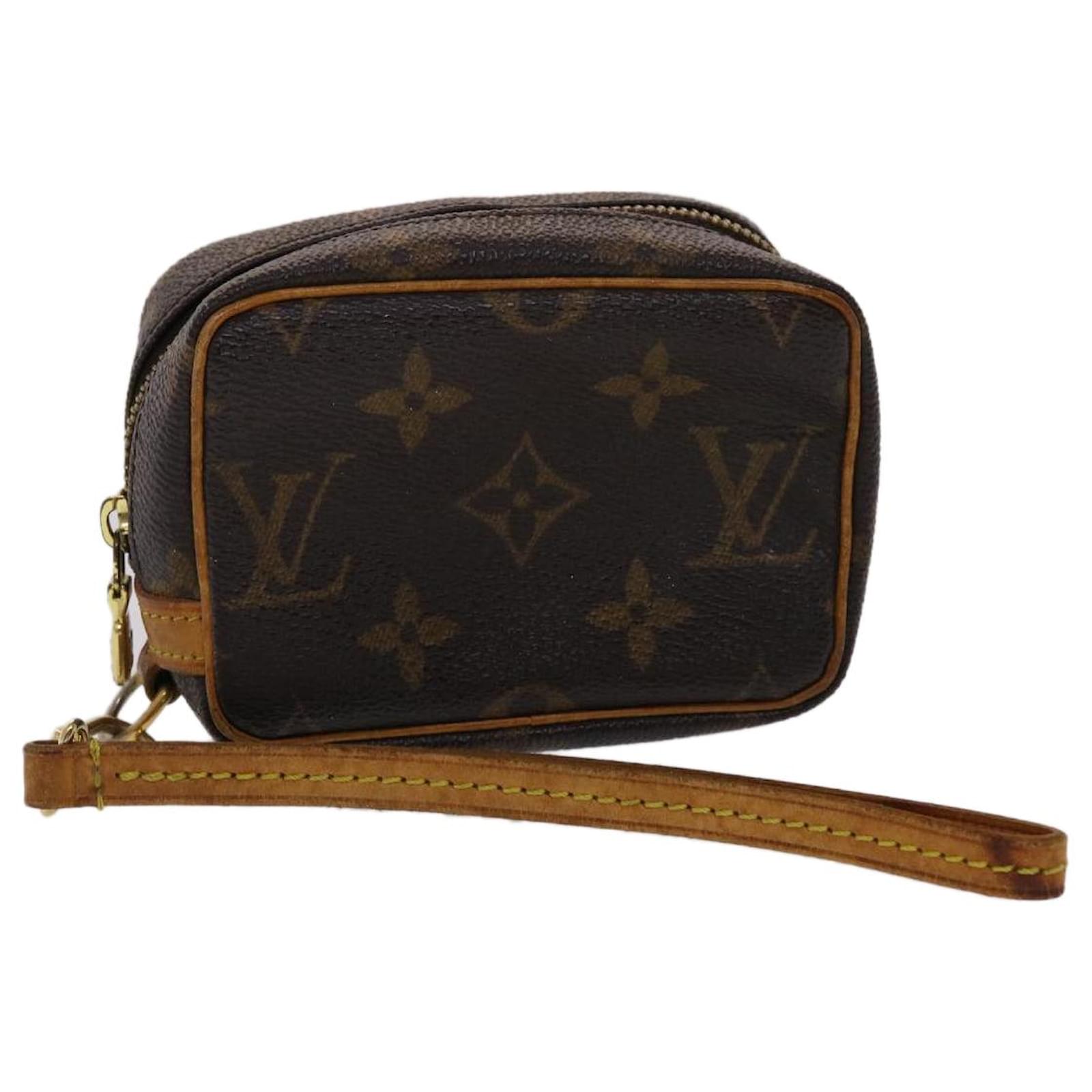 Louis-Vuitton-Monogram-Trousse-Wapity-Pouch-Camera-Case-M58030