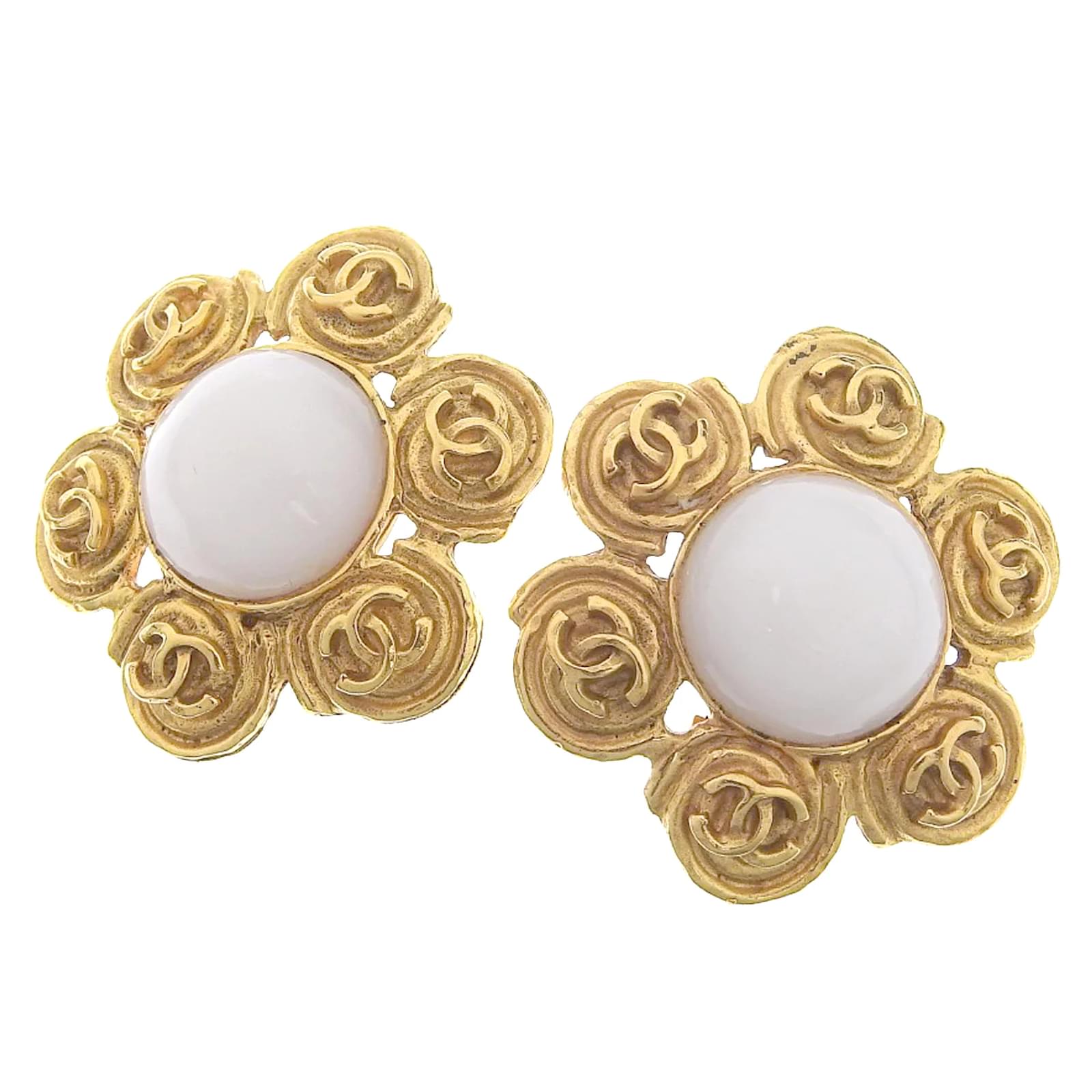 Chanel CC Flower Clip On Earrings Golden Metal ref.1016508 - Joli