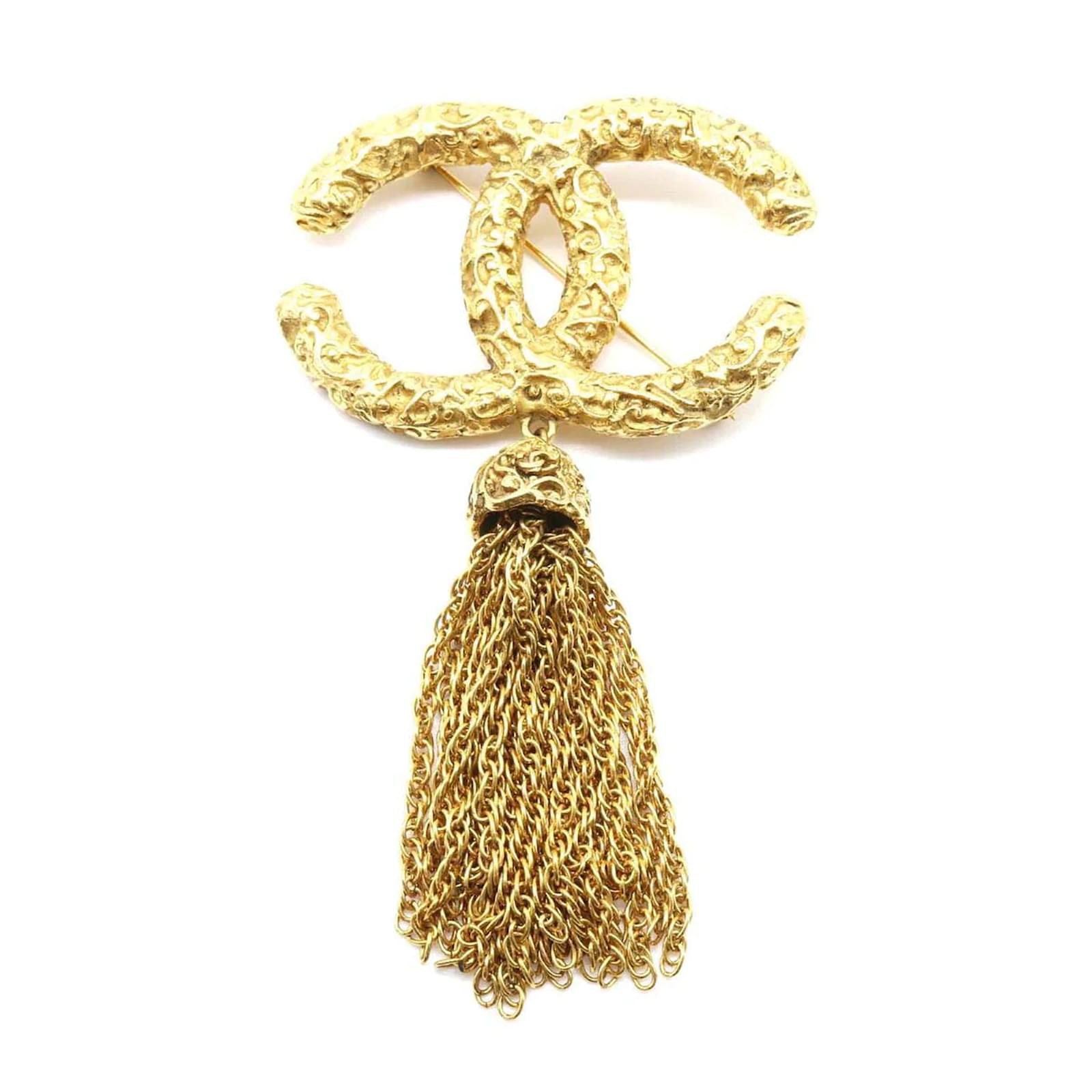 Chanel CC Logo Tassel Brooch Golden Metal ref.1019864 - Joli Closet