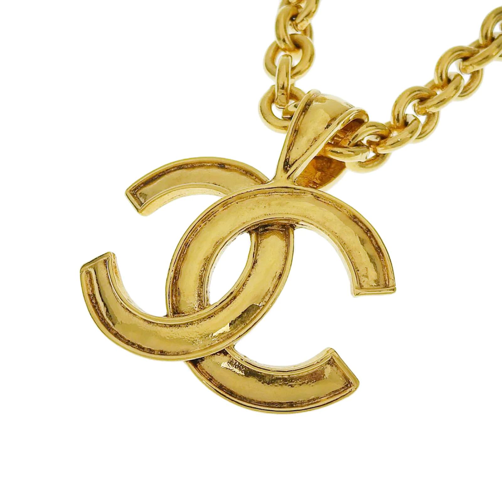 Chanel CC logo pendant necklace Golden Metal ref.1019875 - Joli Closet