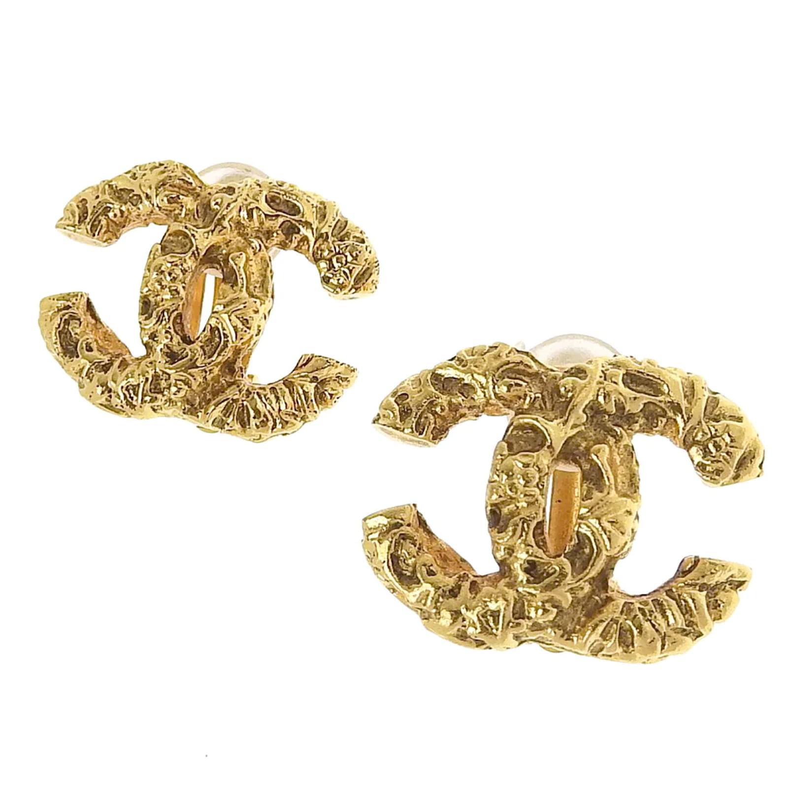 Chanel CC Logo Clip On Earrings Golden Metal ref.1019878 - Joli Closet