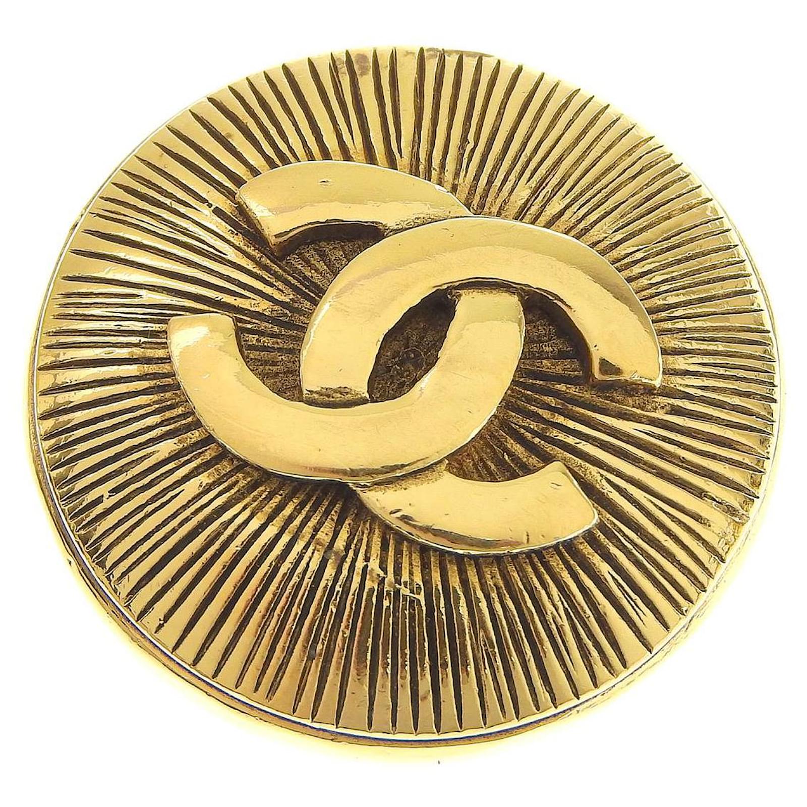 Chanel CC Round Frame Brooch Golden Metal ref.1020579 - Joli Closet