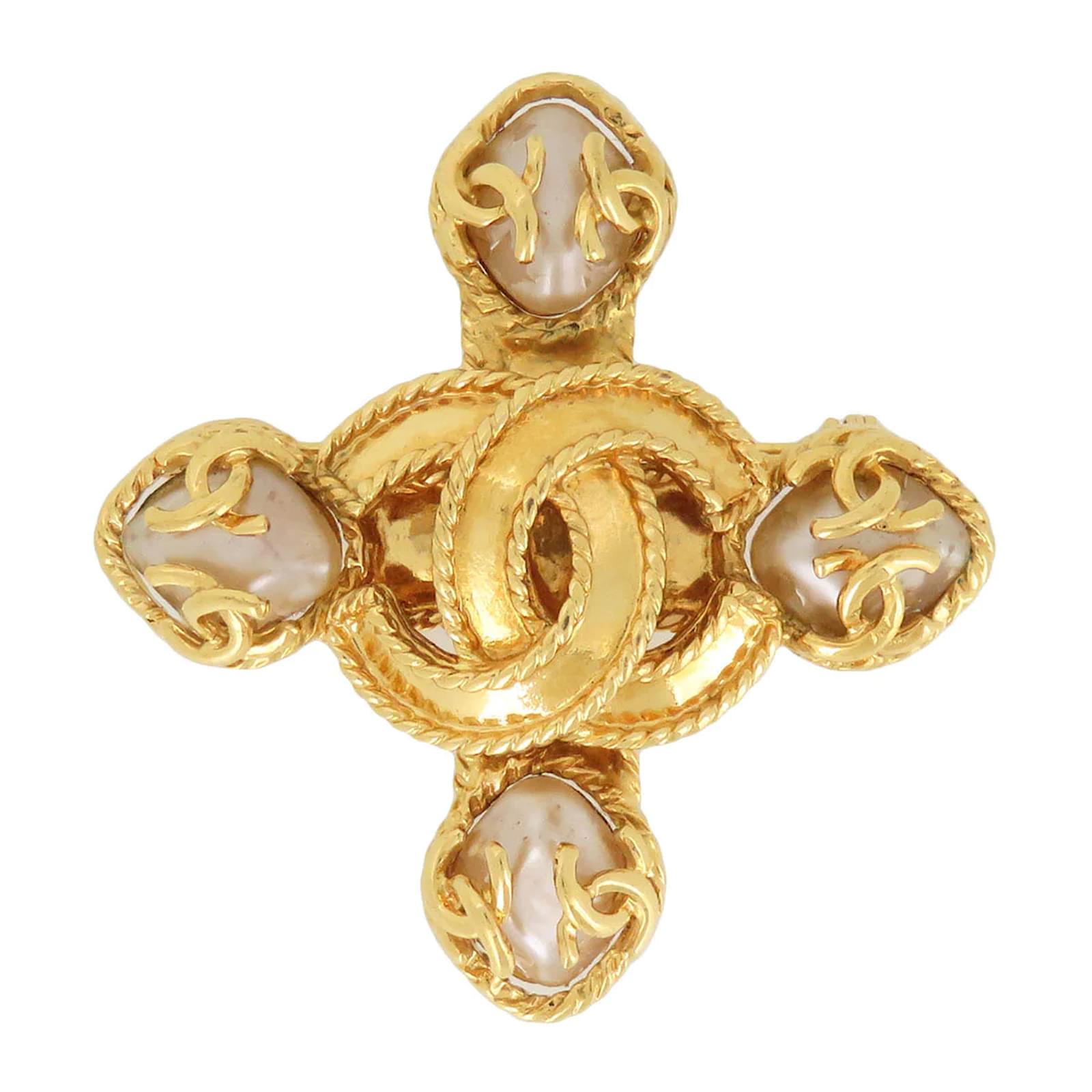 Chanel Faux Pearl Cross Brooch Golden Metal ref.1020733 - Joli Closet