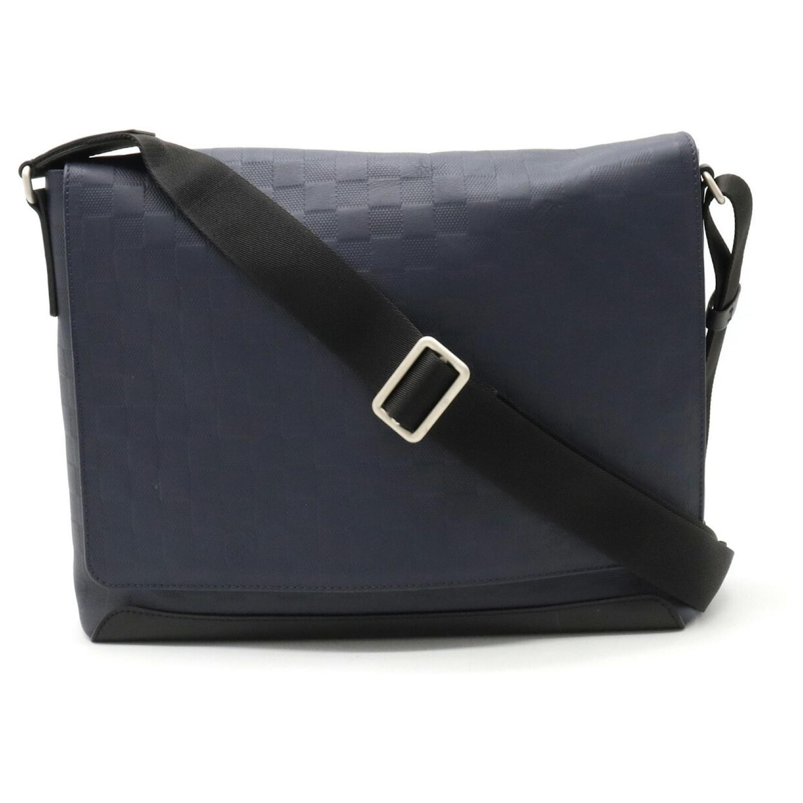 Louis Vuitton District Navy blue Leather ref.1027199 - Joli Closet