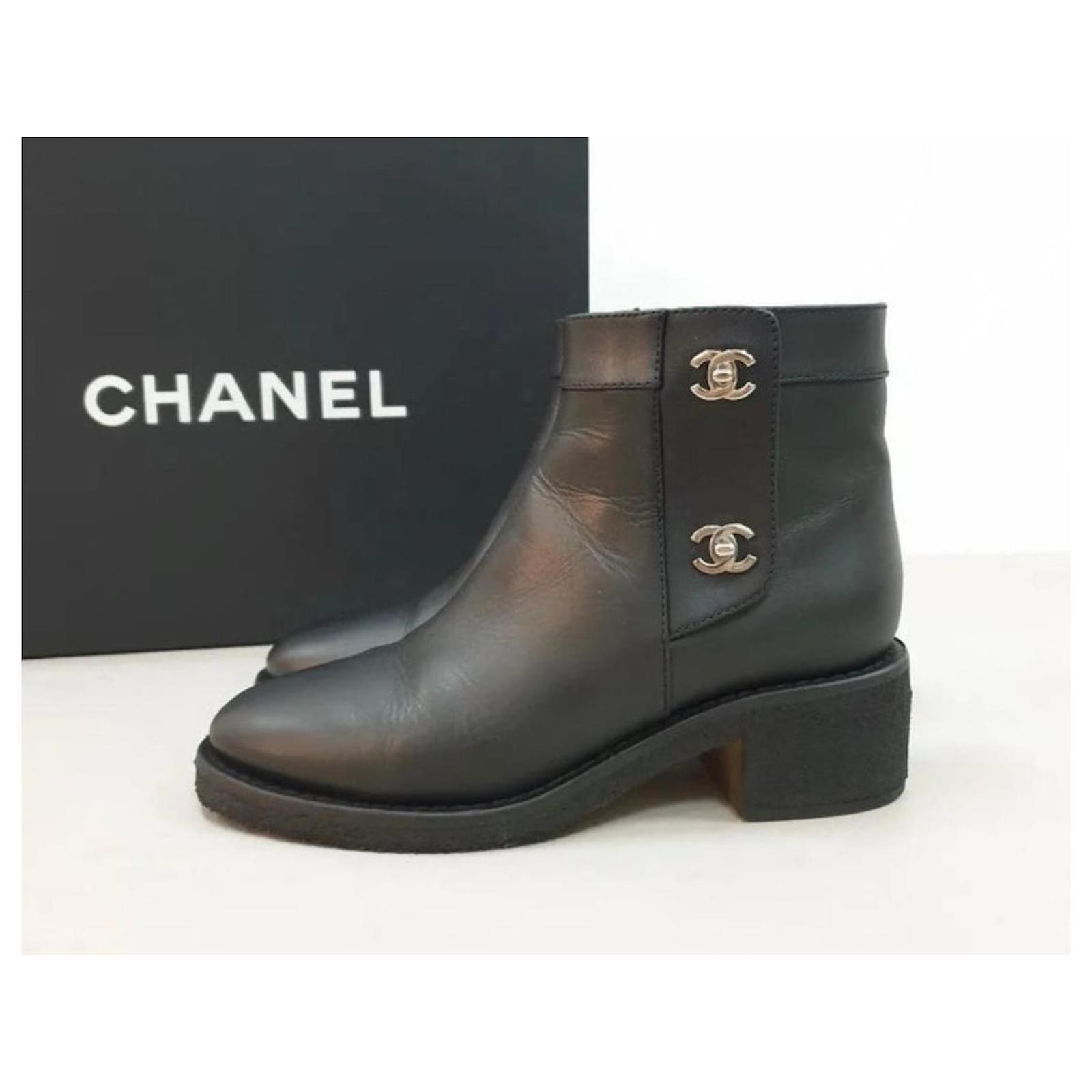Chanel Black Quilted Leather CC Turnlock Clogs Size 38 Chanel