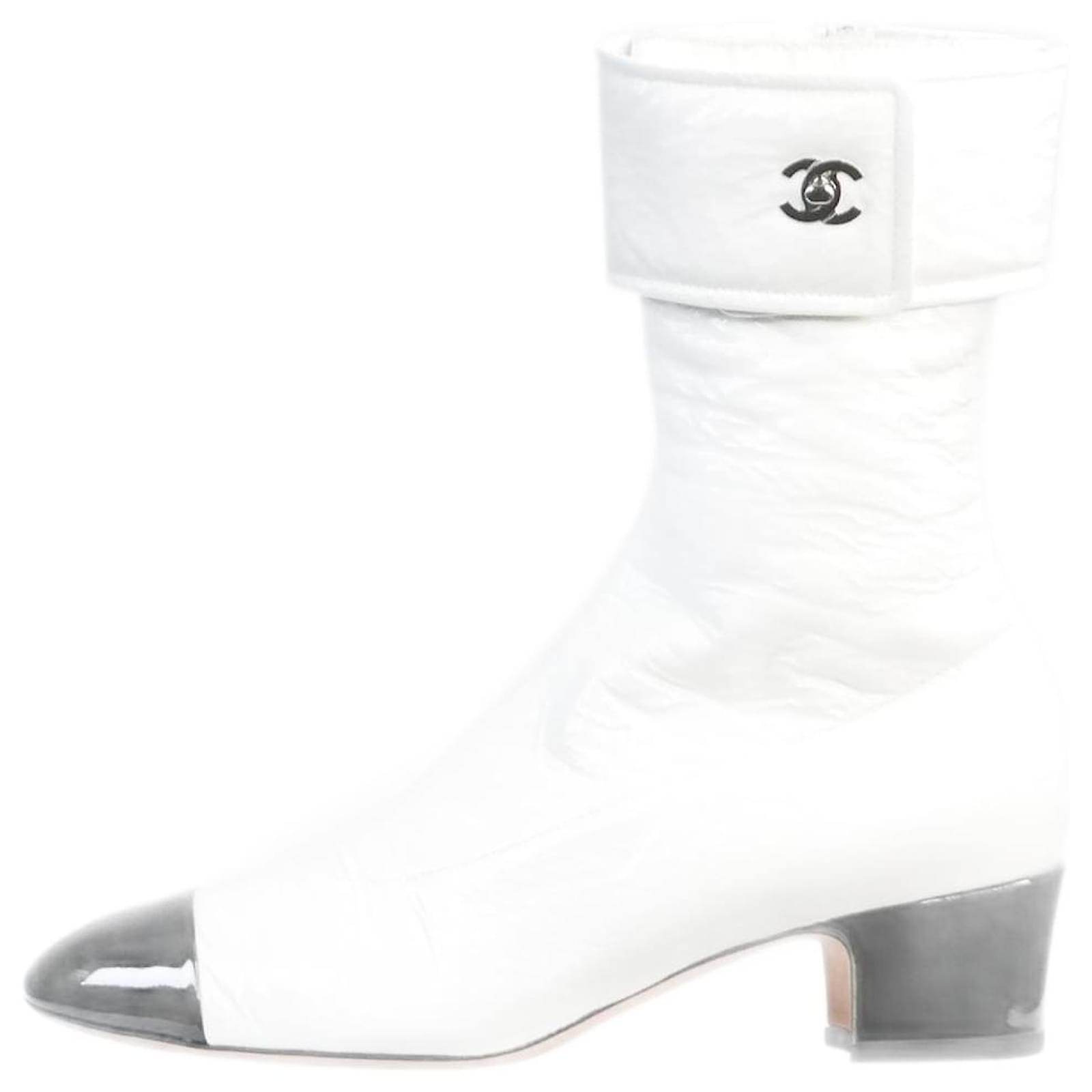 Ankle Boots Chanel White Patent Leather Crinkled Ankle Boots - Size EU 38.5