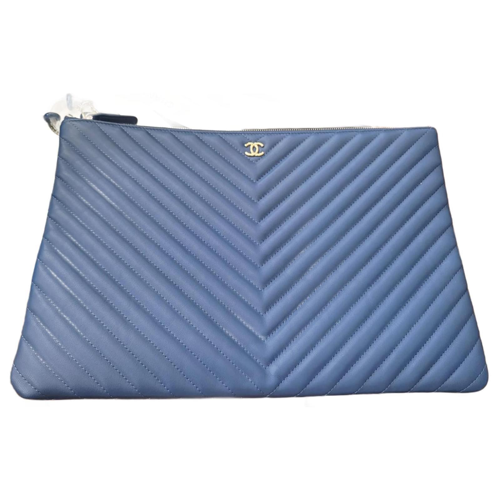 Chanel o case with charm large size Blue Leather ref.1030904 - Joli Closet