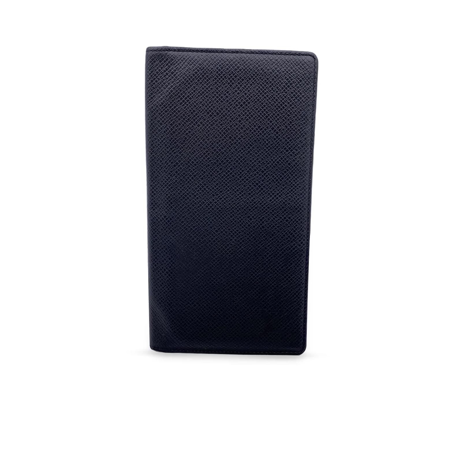 Louis Vuitton Vintage Black Taiga Porte Chequier Checkbook Wallet Leather  ref.1034056 - Joli Closet