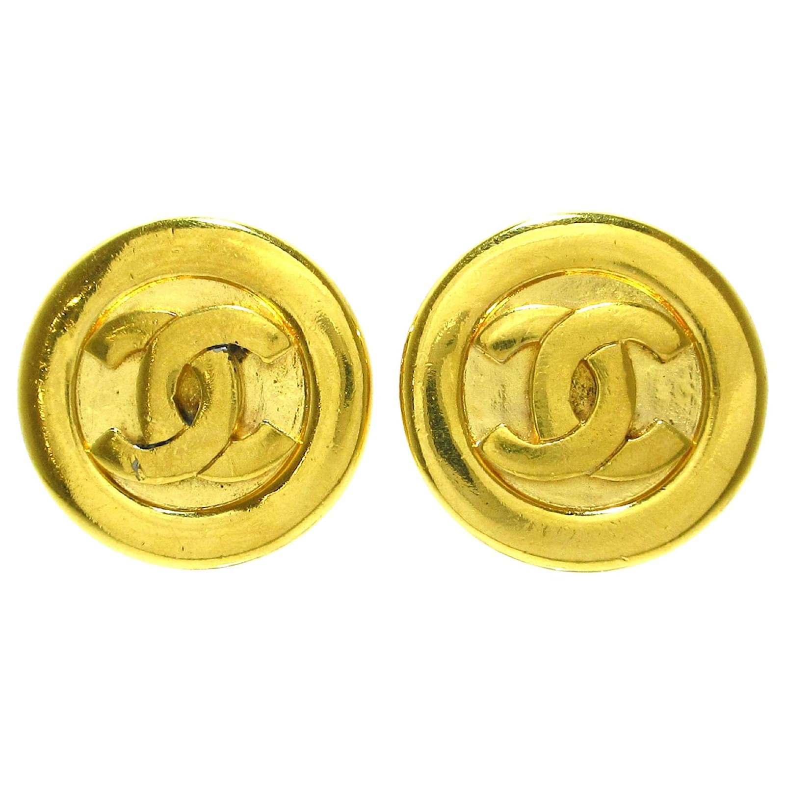 Chanel Gold CC Clip-On Earrings Golden Metal Gold-plated ref.1034166 ...