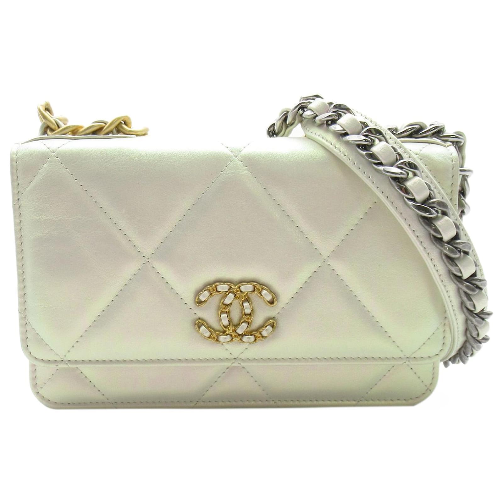 Chanel white 19 wallet on chain Leather ref.1041345 - Joli Closet