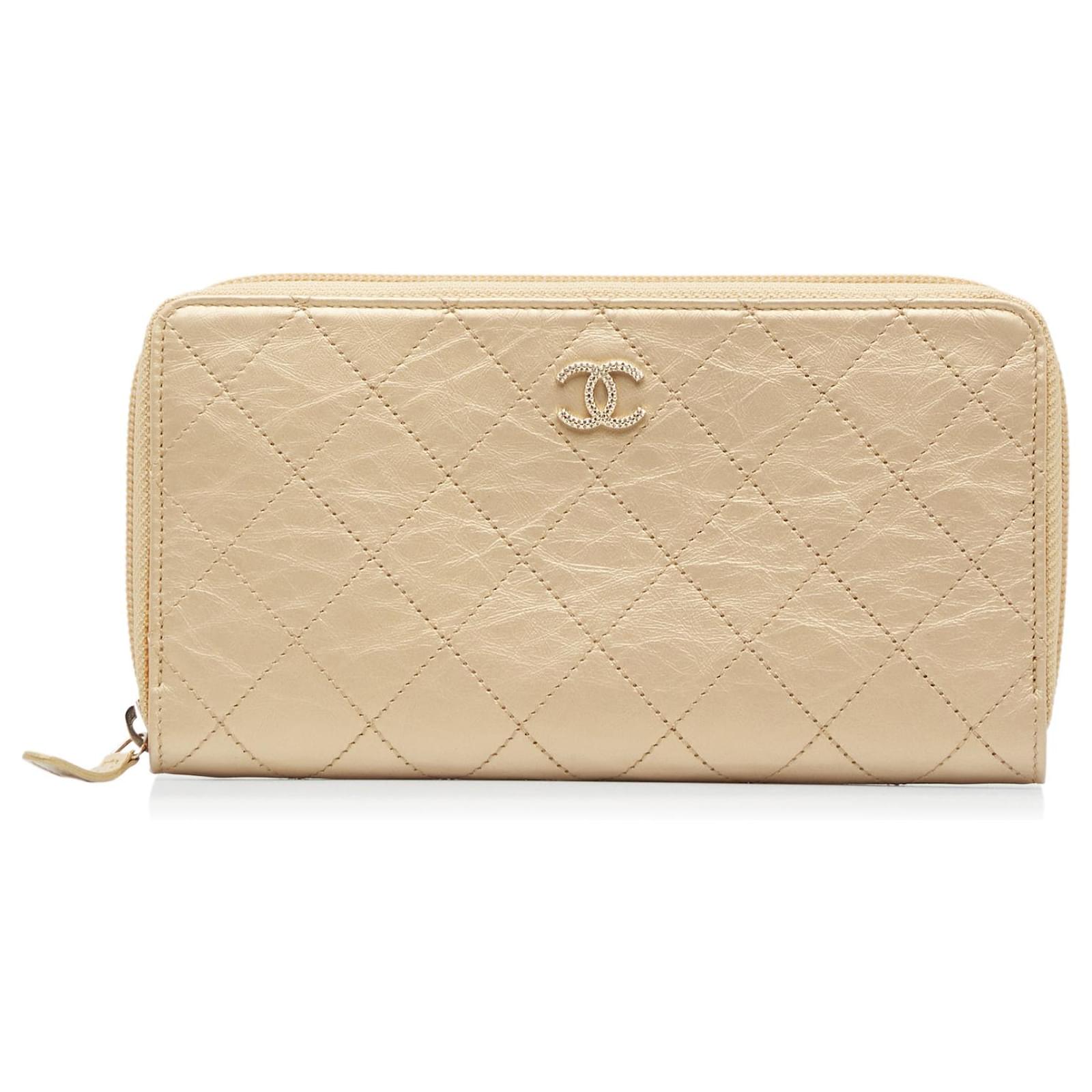Chanel Brown CC Zip Around Wallet Beige Leather ref.1041357 - Joli Closet