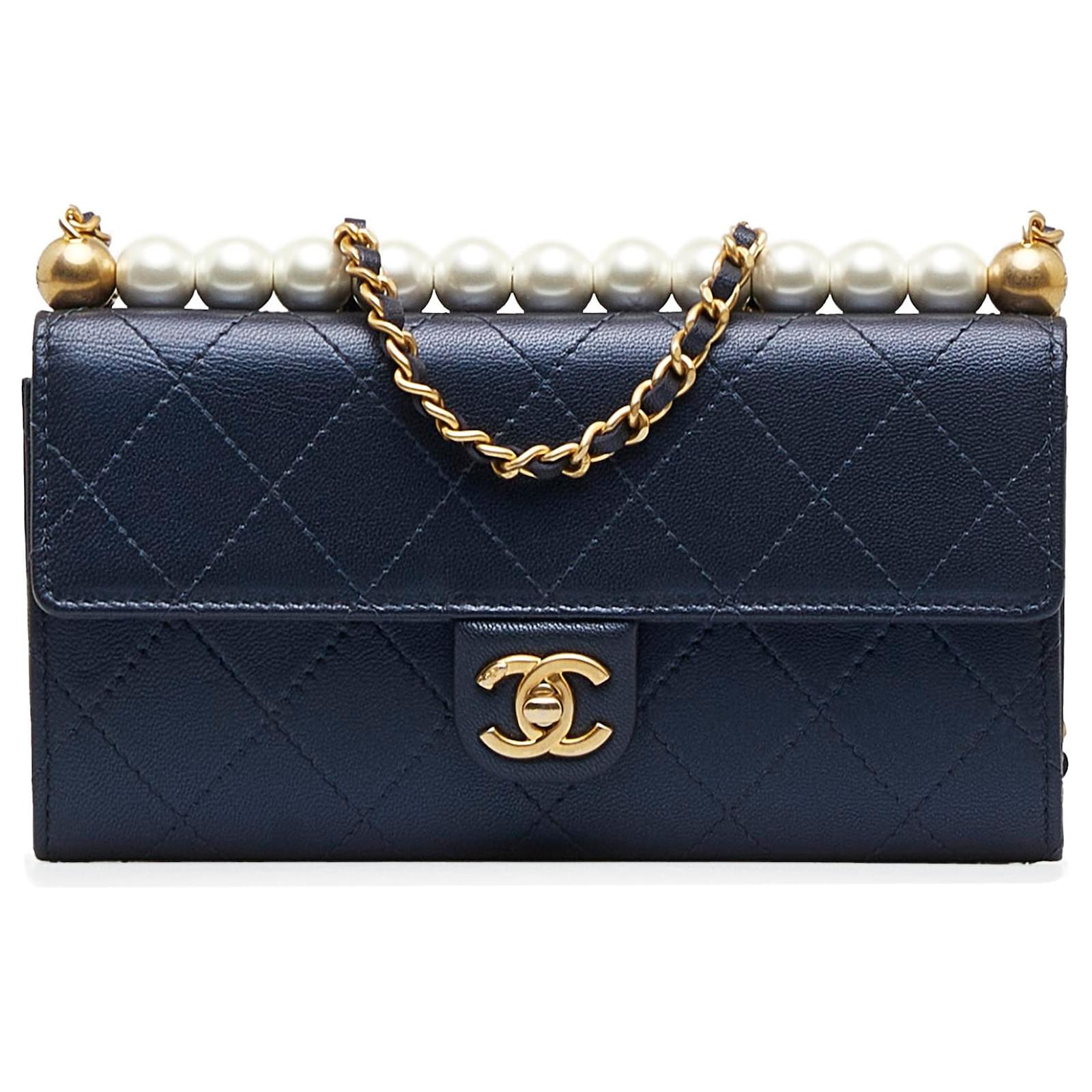 Chanel Blue Goatskin Chic Pearls Clutch With Chain Navy blue