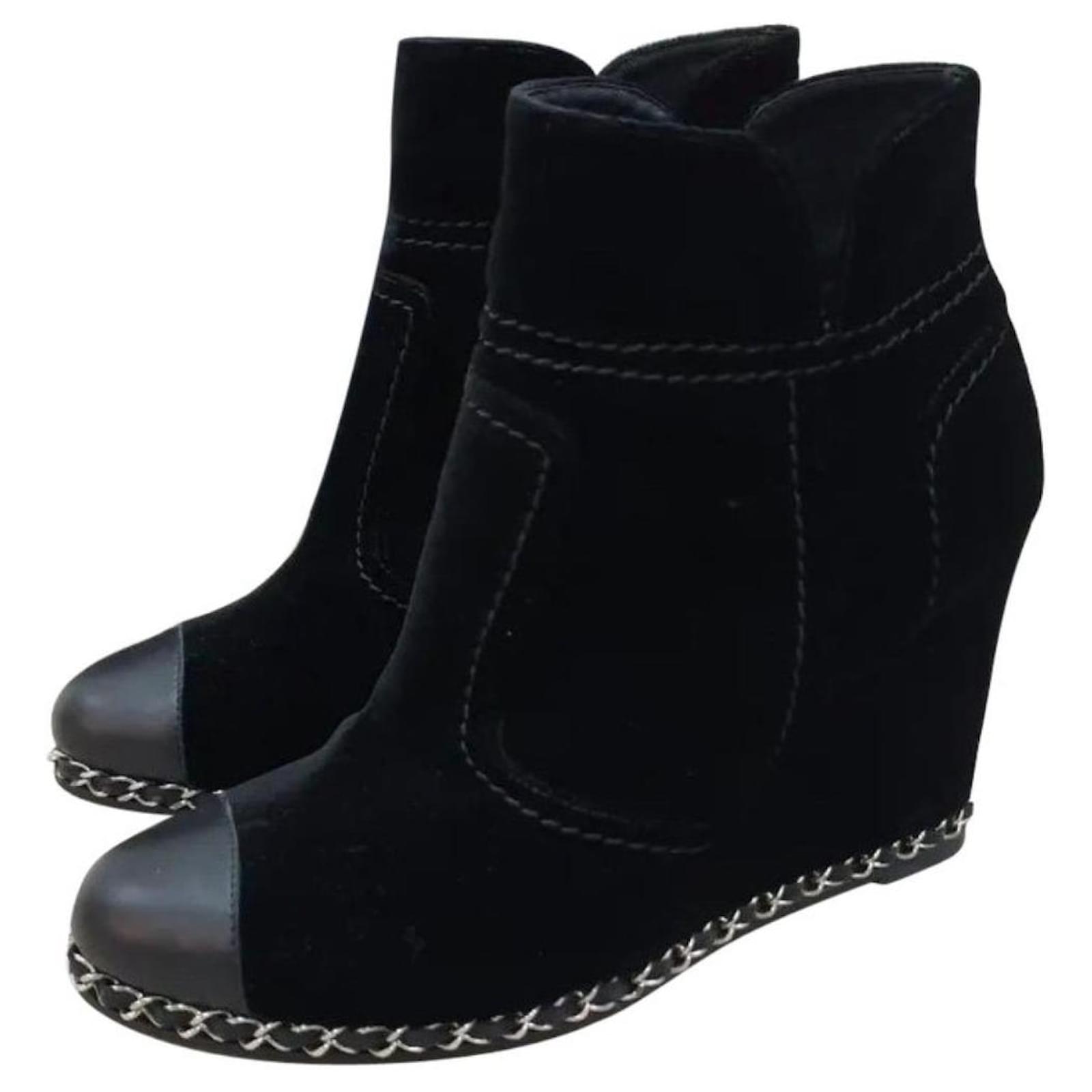 Chanel Black Velour Chain Wedge Boots Suede ref.1046065 - Joli Closet