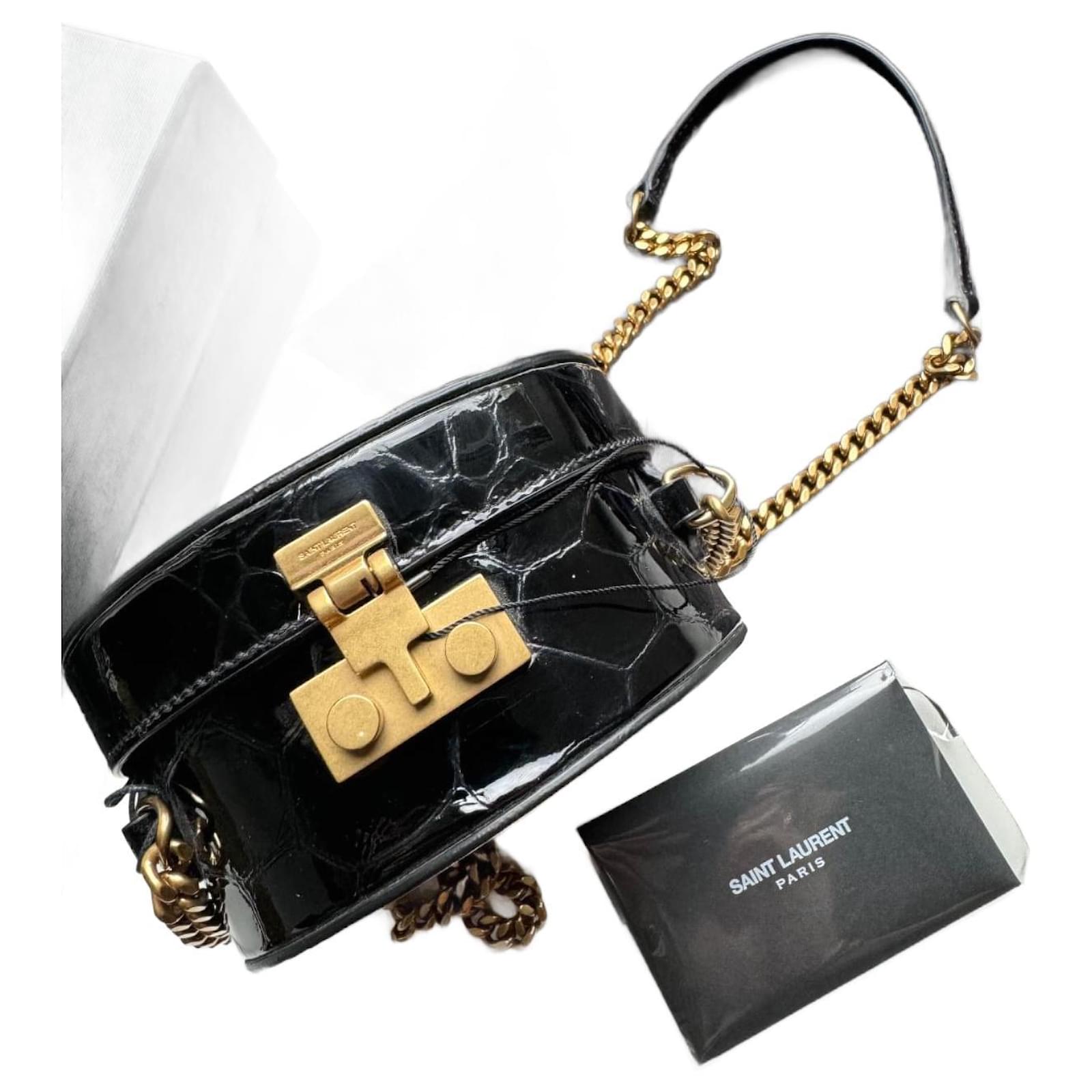 https://cdn1.jolicloset.com/imgr/full/2023/11/1046812-1/saint-laurent-black-patent-leather-handbags.jpg