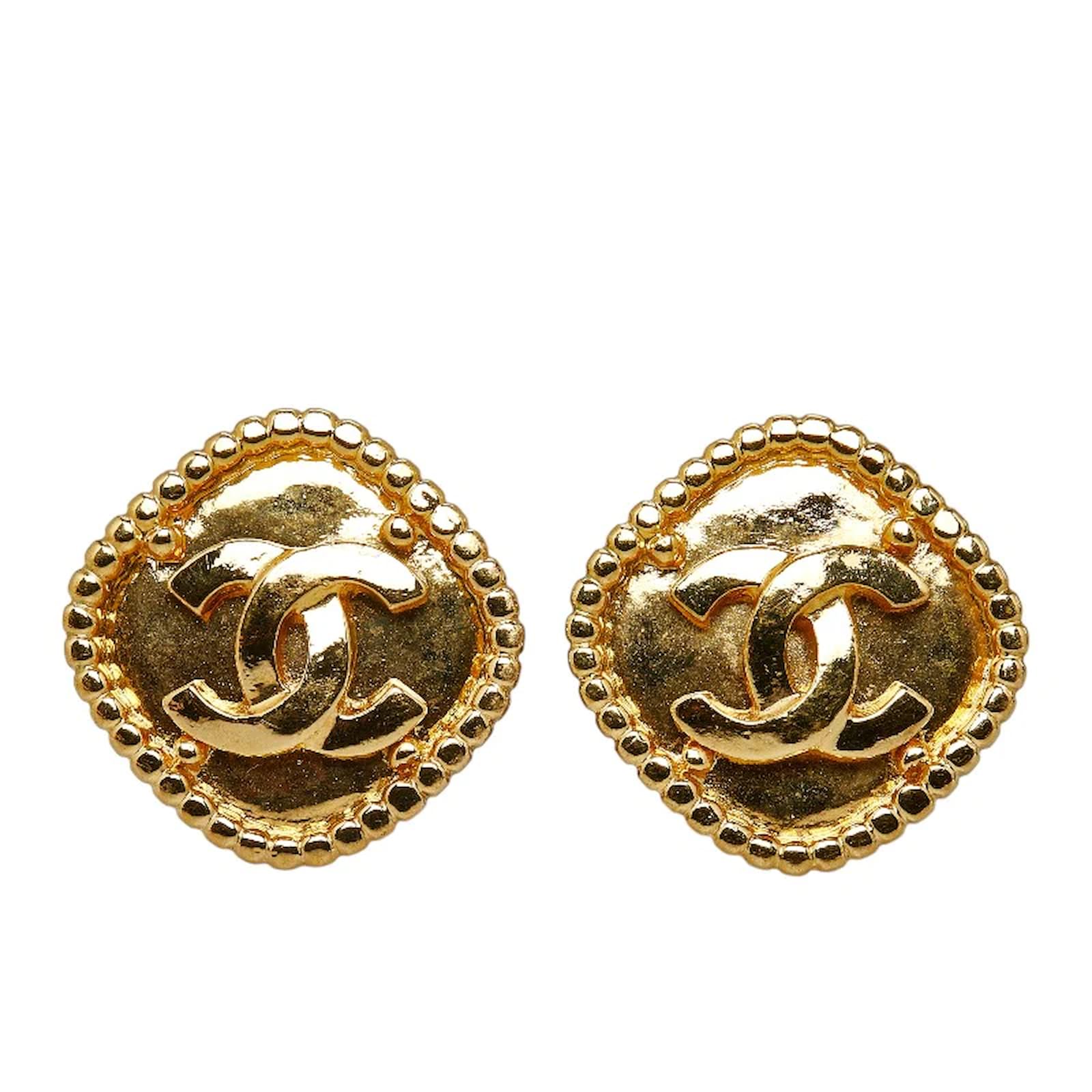 Chanel Diamond CC Clip On Earrings Golden Metal ref.1050113 - Joli