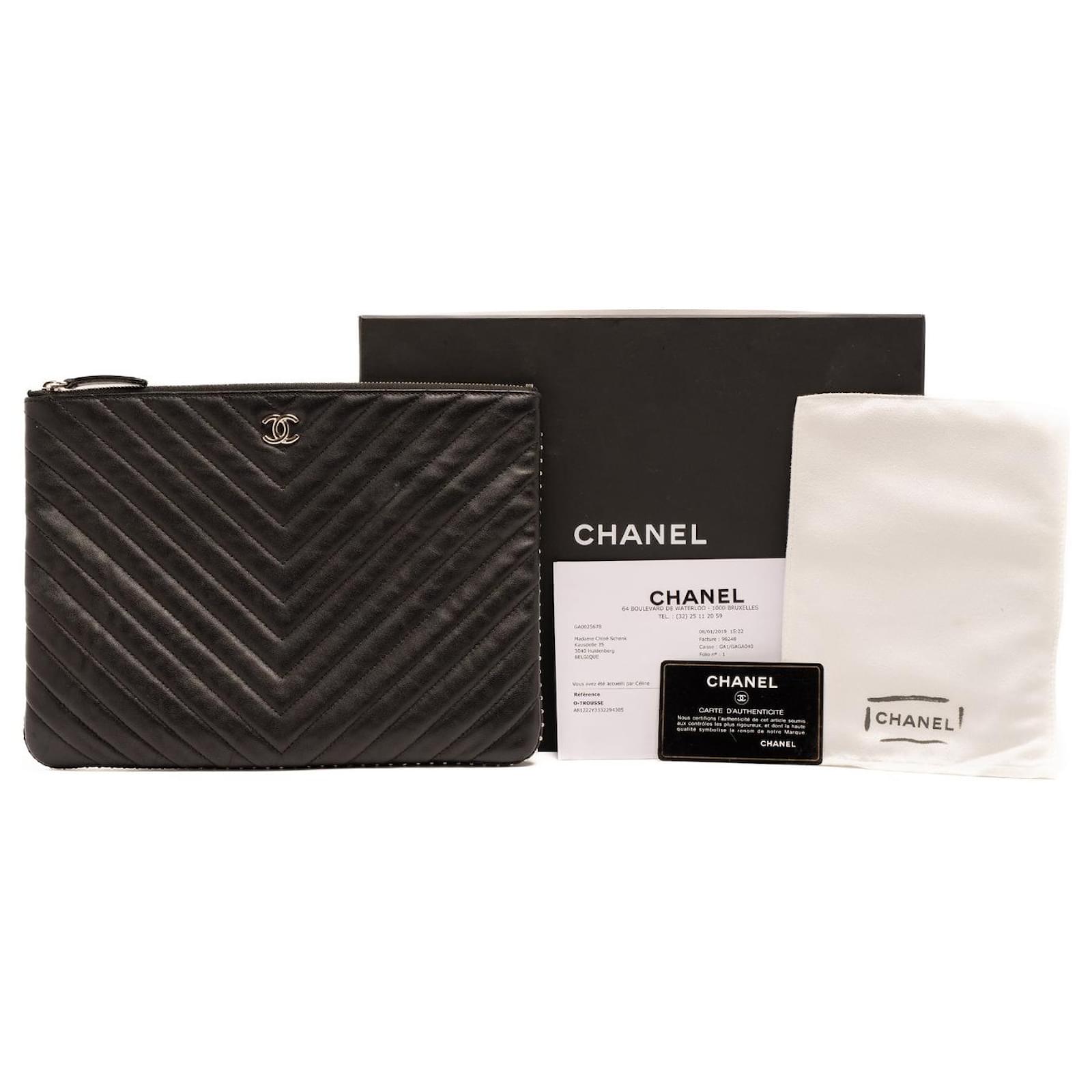 Chanel O Case CC Pochette in Black Leather with Silver Side Studs Silver  hardware ref.1052173 - Joli Closet