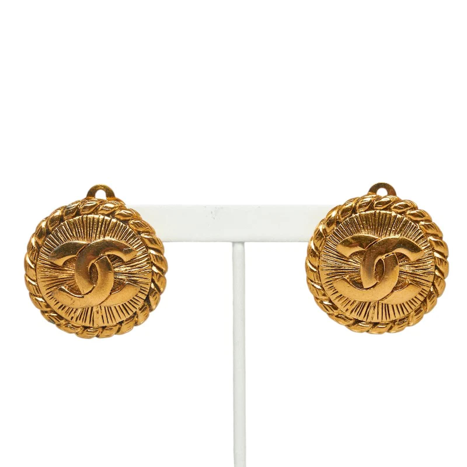 Chanel CC Sunburst Clip On Earrings Golden Metal ref.1053165 - Joli Closet