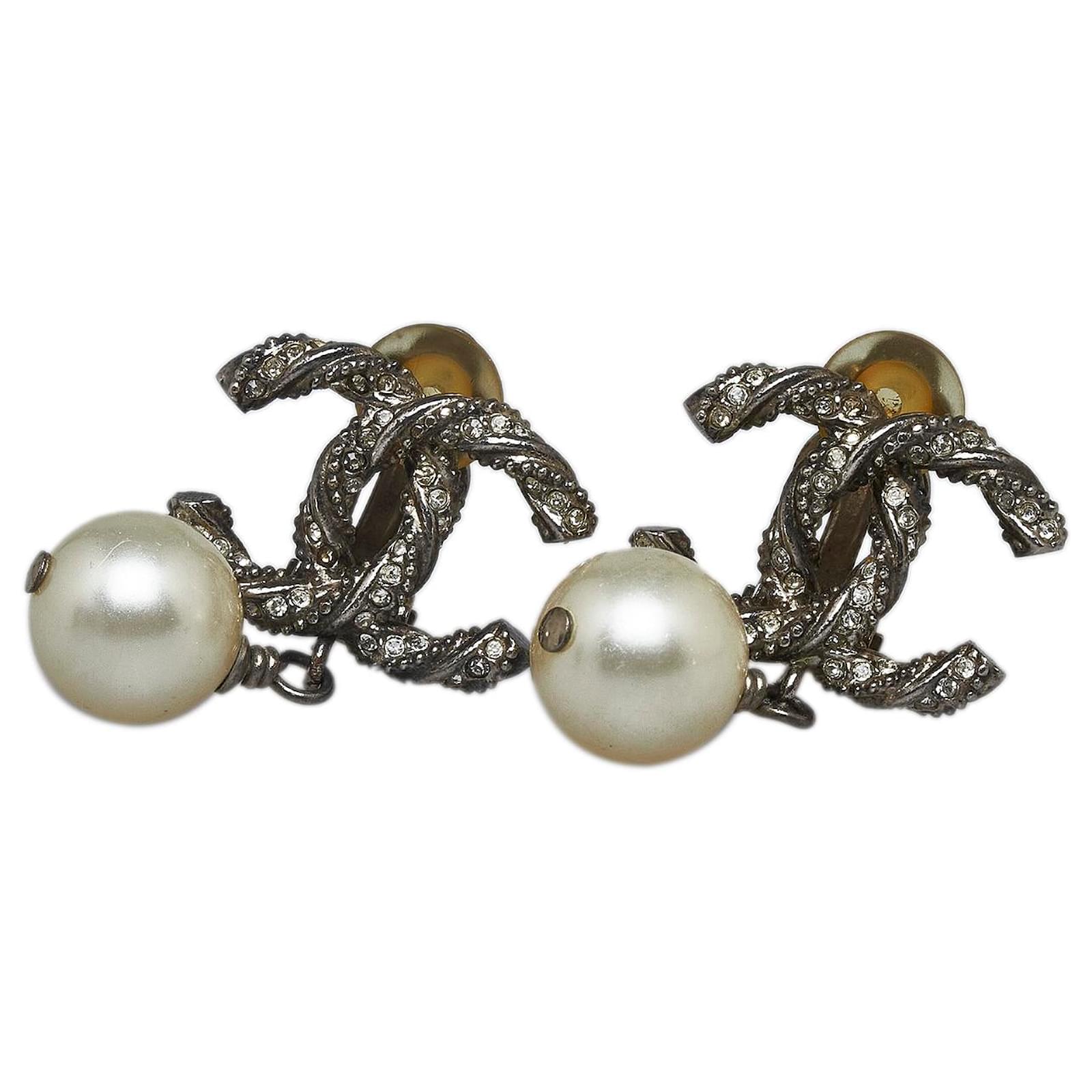 Chanel Silver CC Faux Pearl Clip-On Earrings Silvery Metal ref.1056165 -  Joli Closet