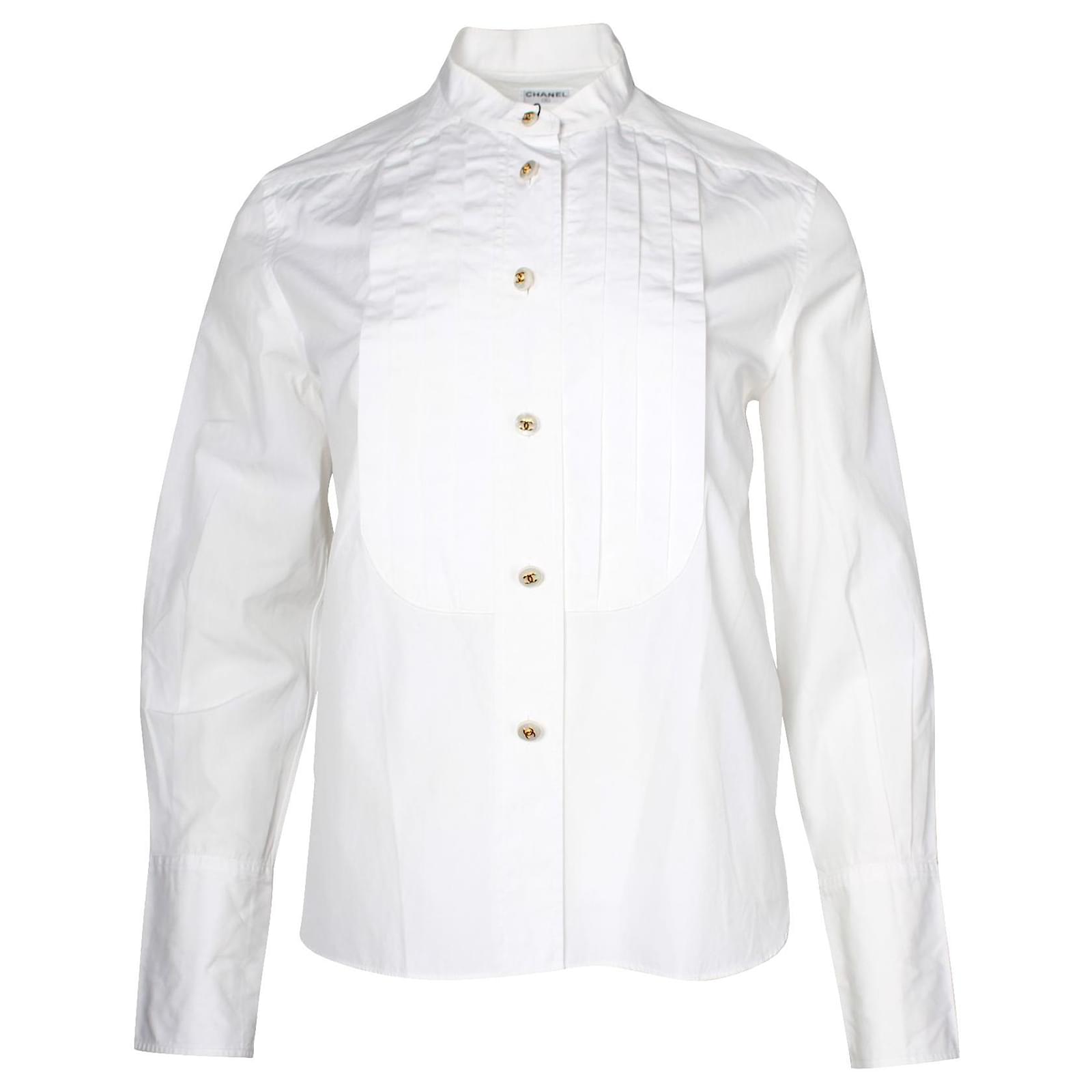Chanel Camisa blanca con pliegue delantero y botones monograma