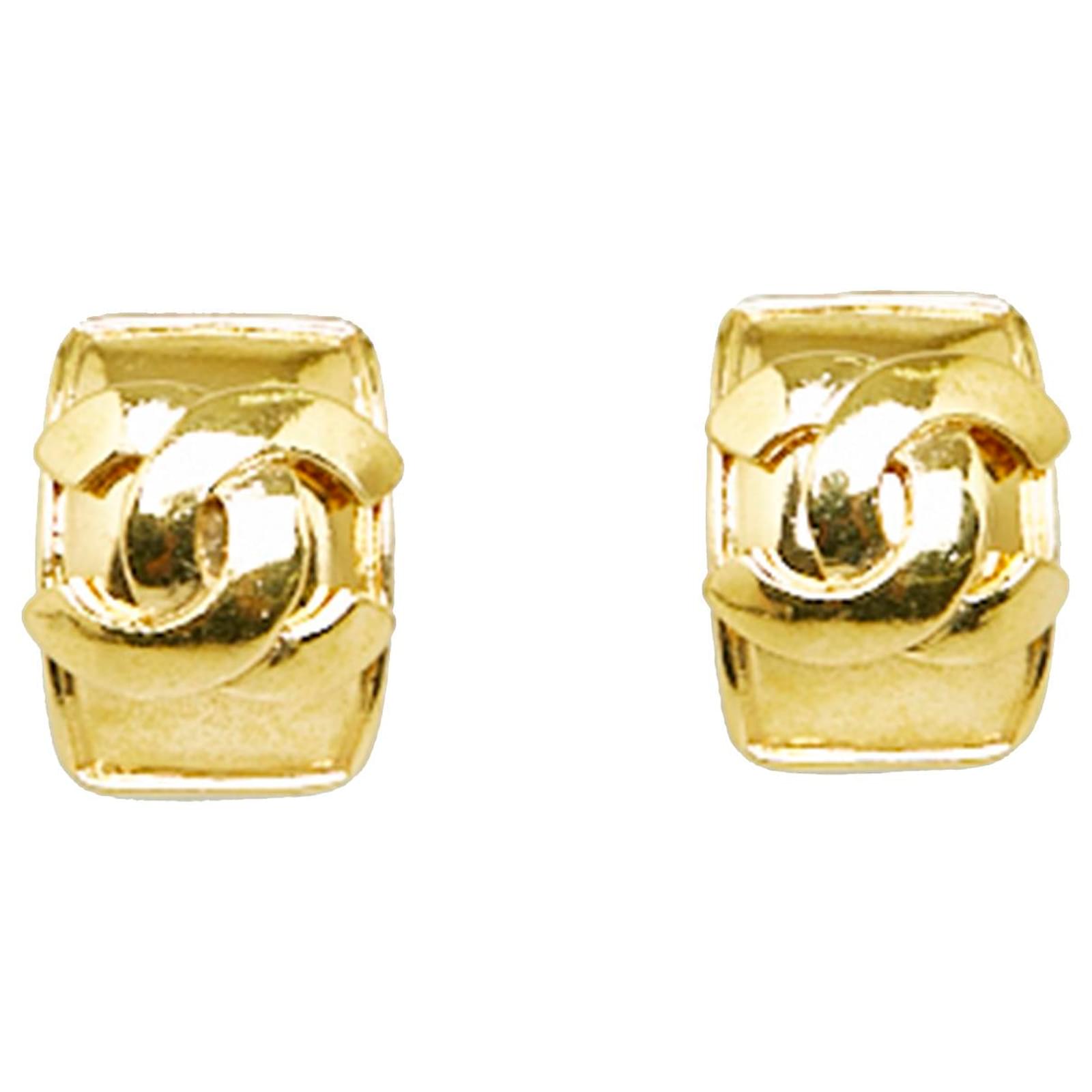 Chanel Gold CC Clip-On Earrings Golden Metal Gold-plated ref.1061304 - Joli  Closet