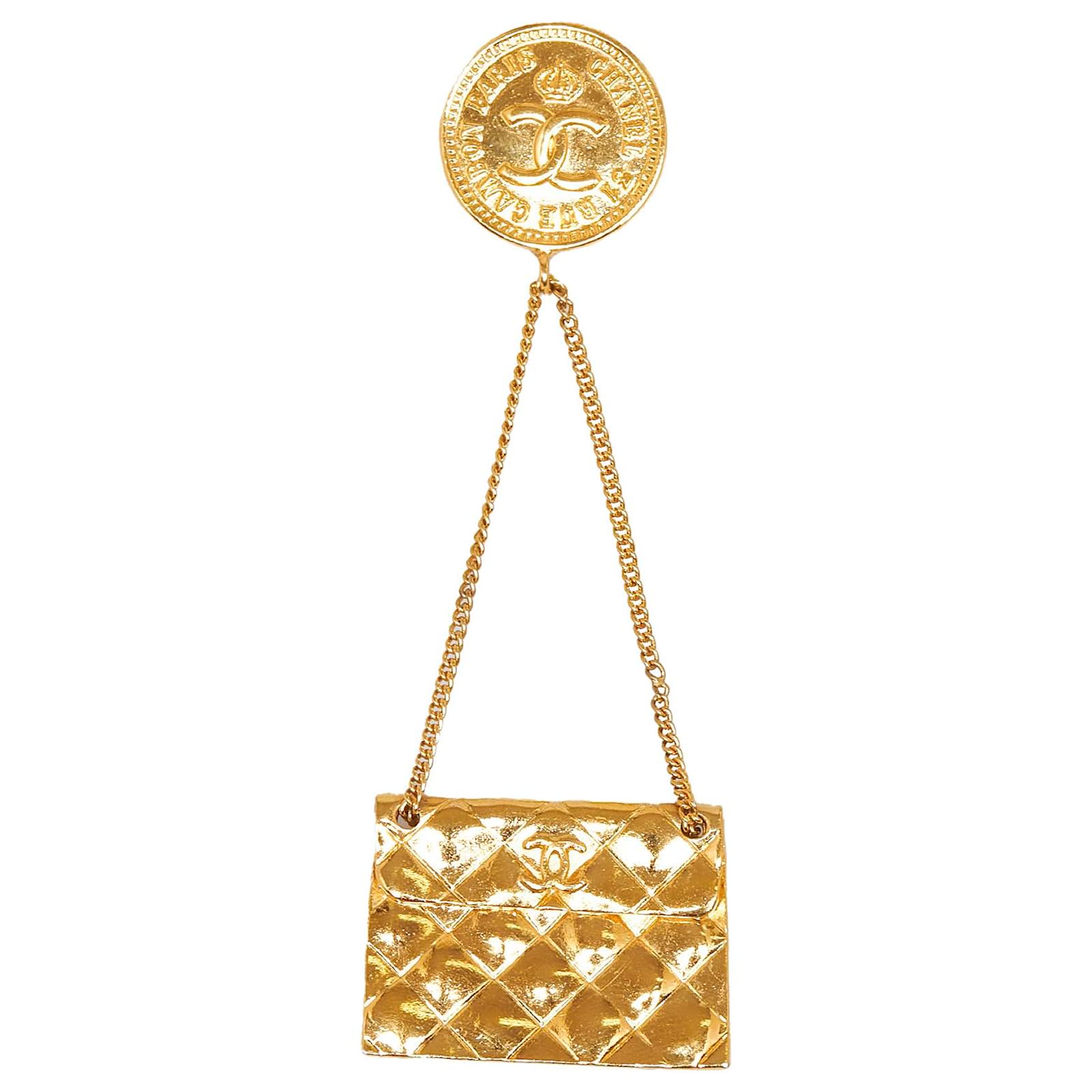 Chanel Gold Quilted Flap Bag CC Brooch Golden Metal Gold-plated ref.1063738  - Joli Closet