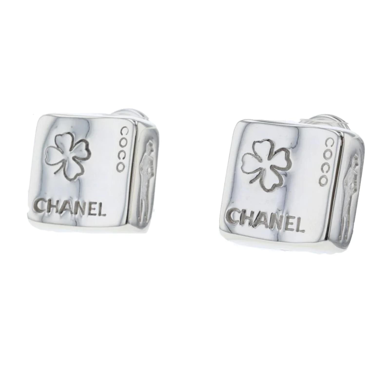 美品✨シャネル　カフス　シルバー925　キューブ　COCOロゴ　クローバー Chanel Coco x Clover Cube Clip on Earrings Silvery Silver Metal