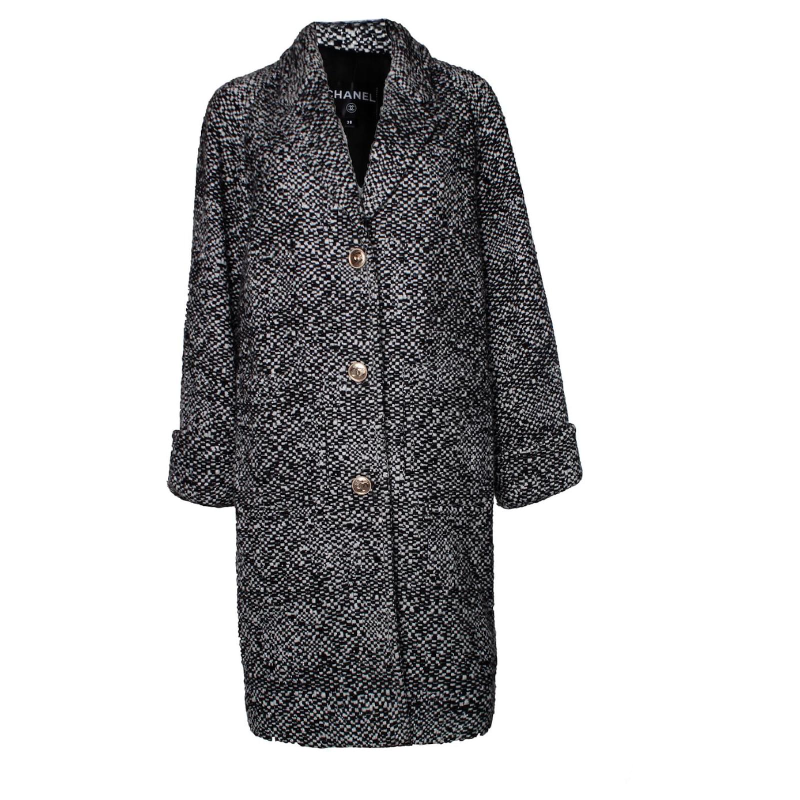 Chanel, Wool tweed sequinned coat Black ref.1089845 - Joli Closet