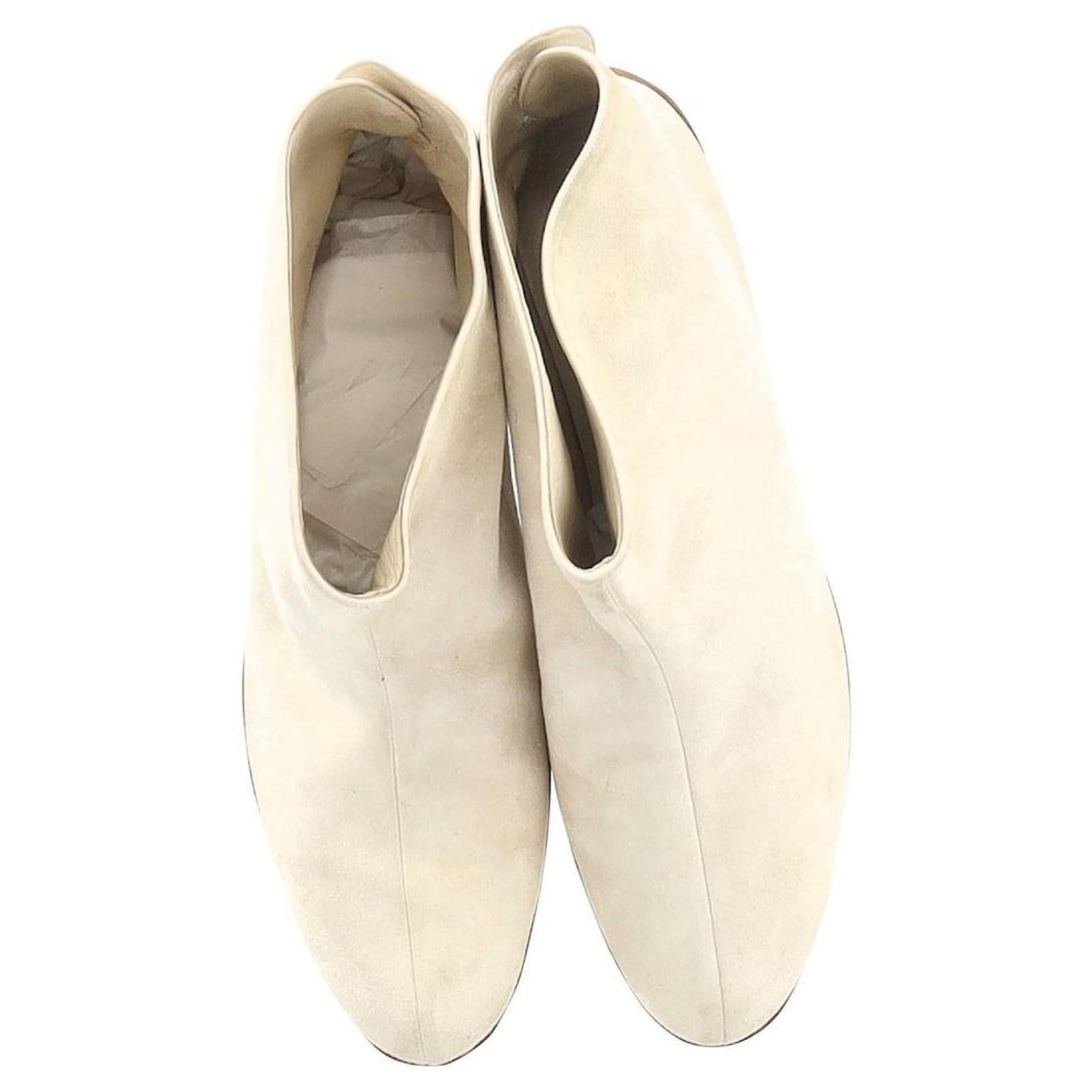 Salvatore Ferragamo Limited Edition Flat Ankle Boots in Cream Suede White ref.1090701 Joli Closet