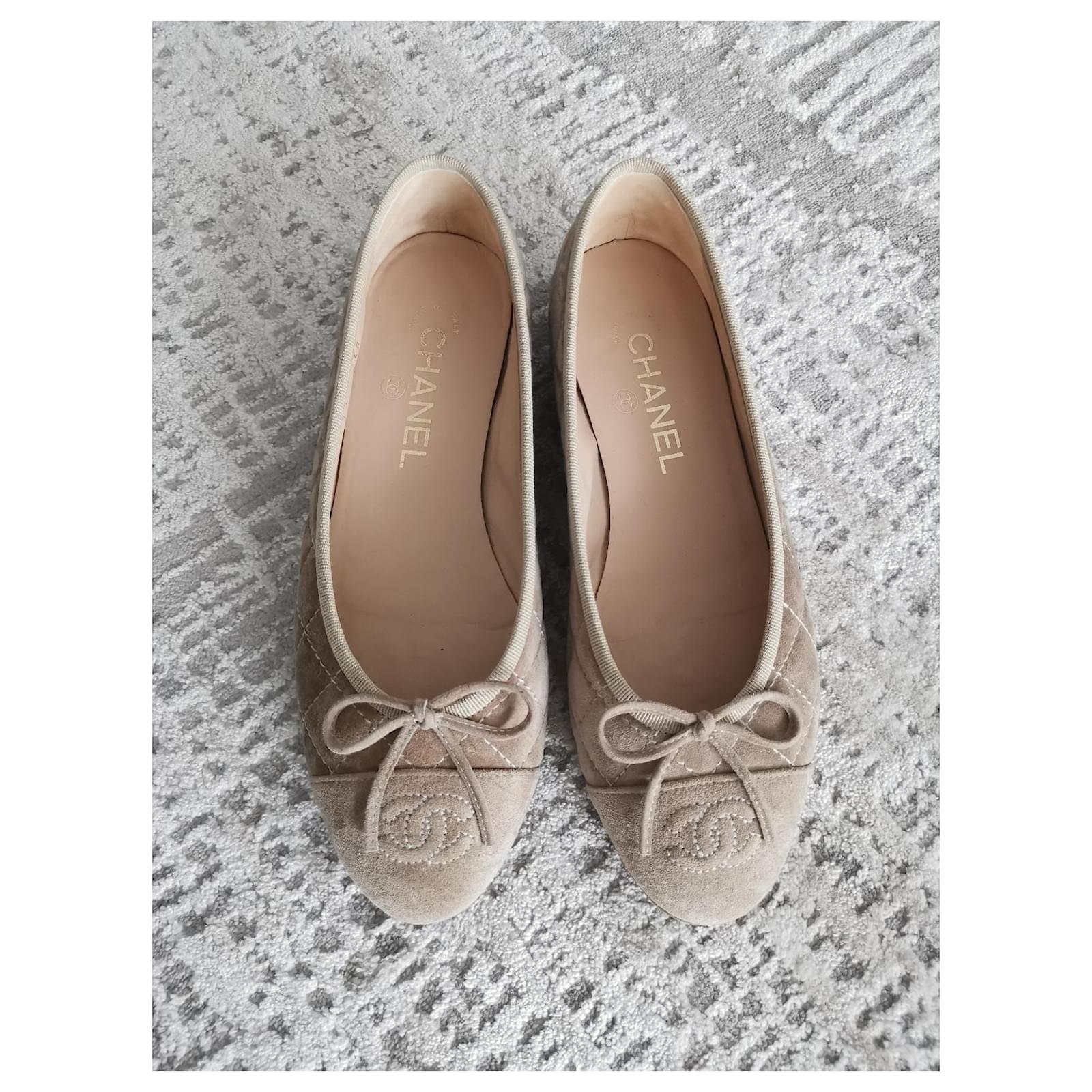 Bailarinas cl sicas de ante Chanel Beige Suecia ref.1111847 Joli