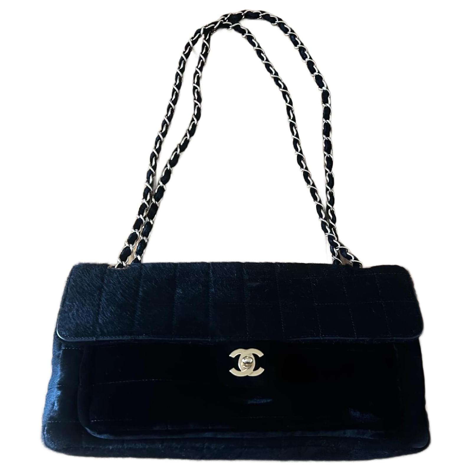 Chanel East West Chocolate Bar Tasche